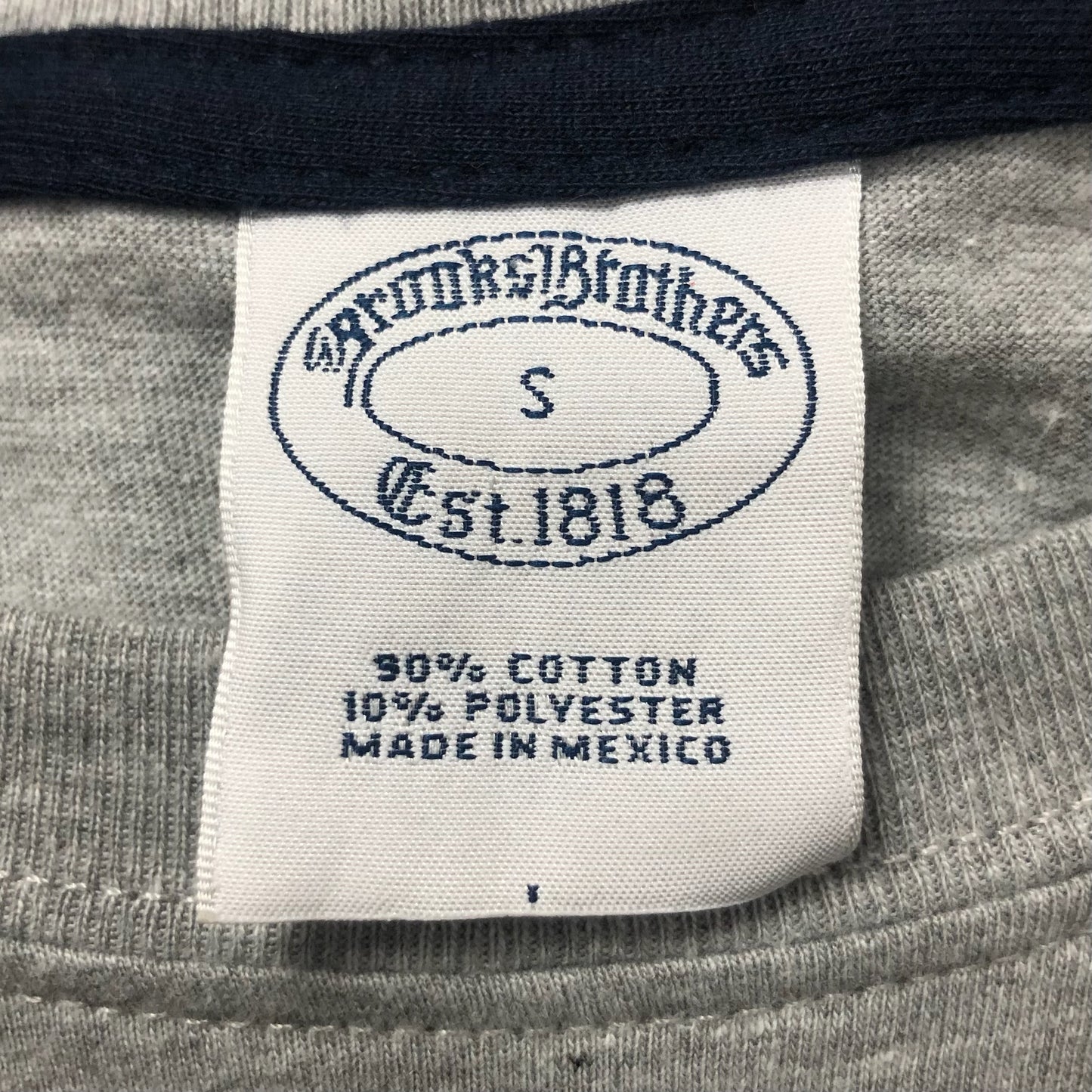 Camiseta cuello redondo Brooks Brothers 🐑 color gris claro y logo en azul navy Talla S