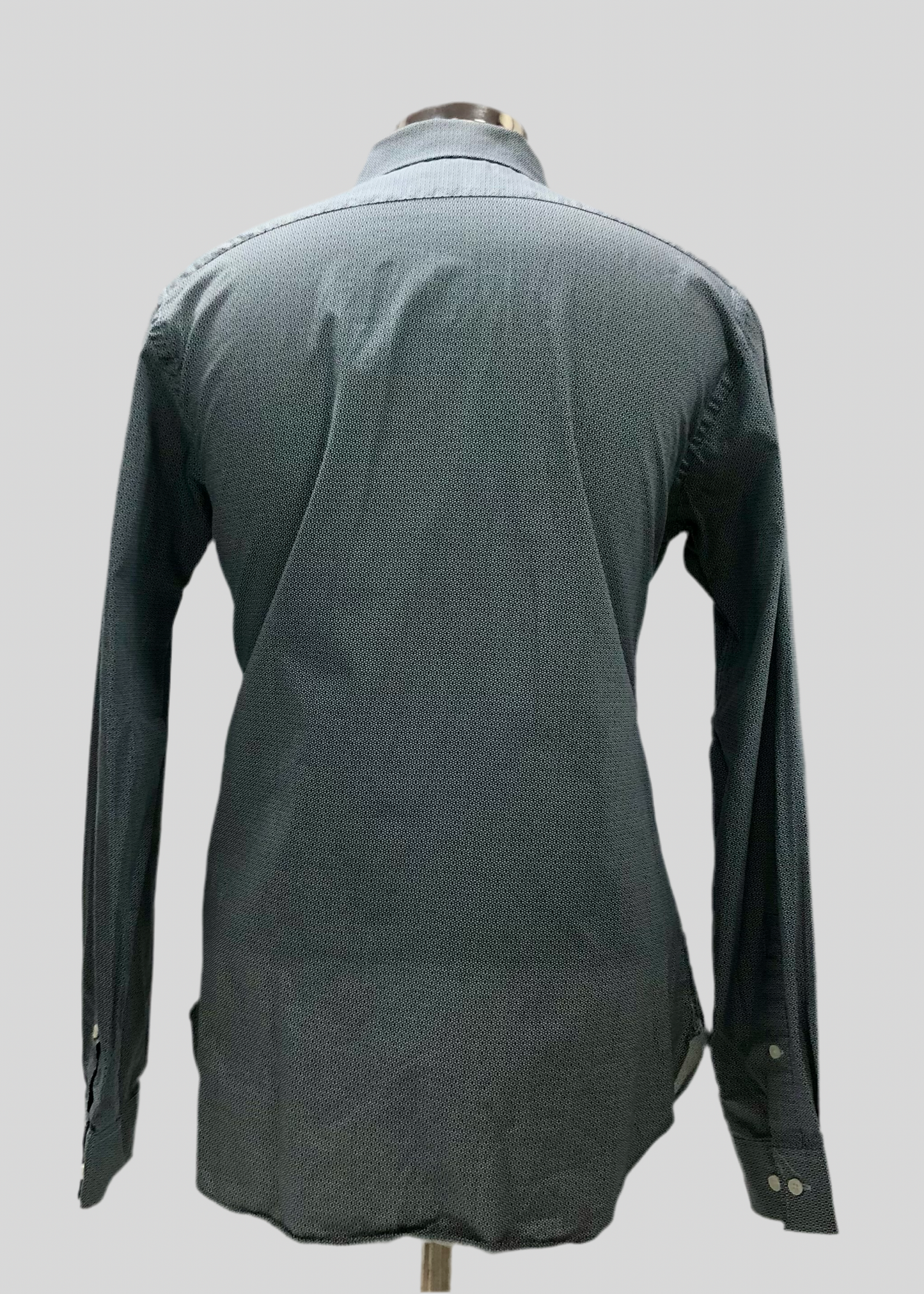 Camisa de botones Michael Kors 🇺🇸 color blanco con diseño en negro Talla M Entalle Slim Fit