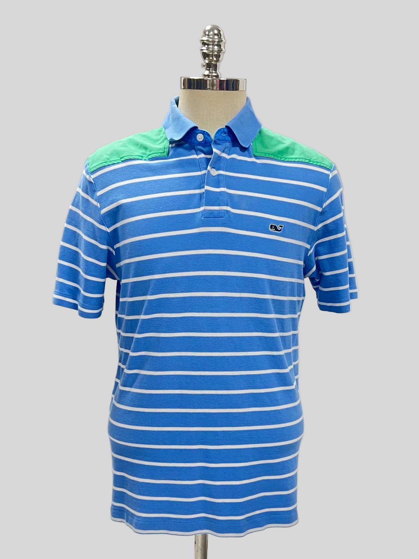 Camiseta Polo Vineyard Vines 🐳 color celeste de rayas blanco con hombro en verde Talla M Entalle Regular ( ver descripción)