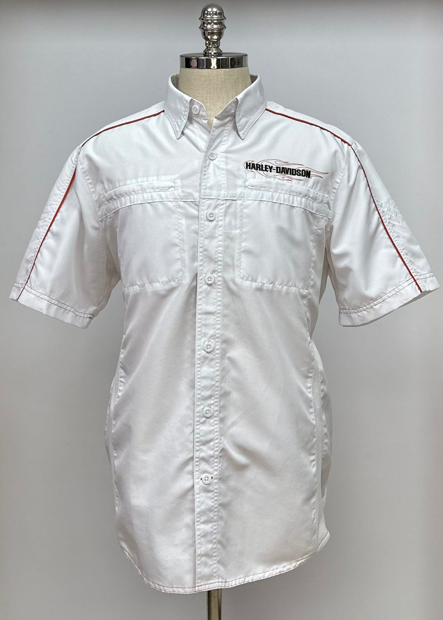 Camisa de botones Harley-Davidson  🏍 Color blanco con Logo en color naranja y negro Talla M Entalle Regular