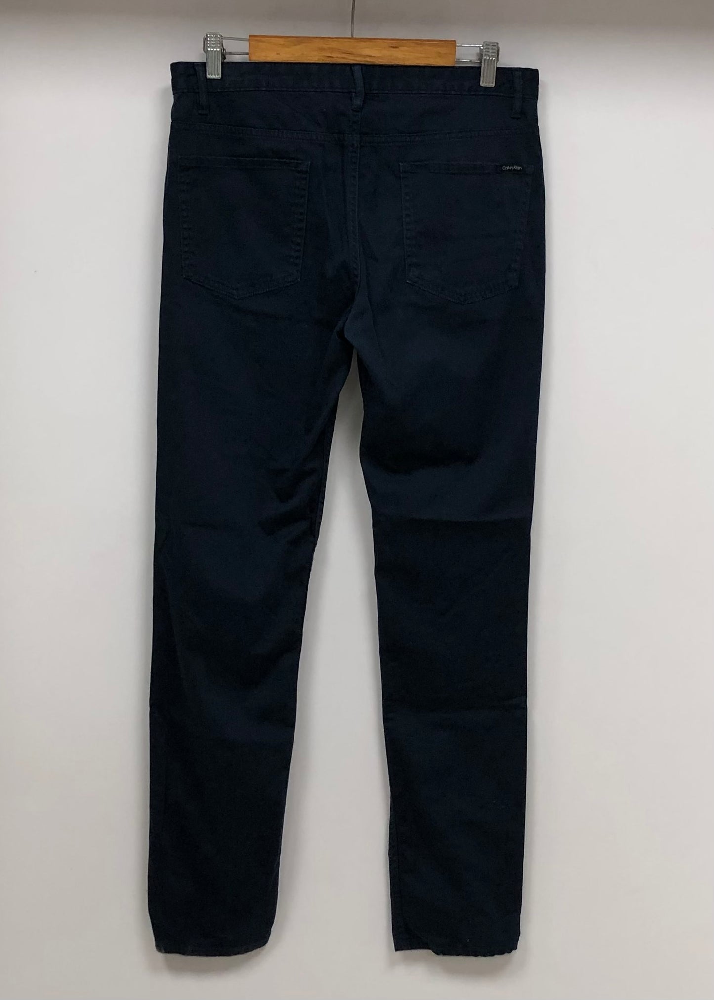 Pantalon casual Calvin Klein 🇺🇸 color azul navy Talla 32x32 Corte Skinny Fit