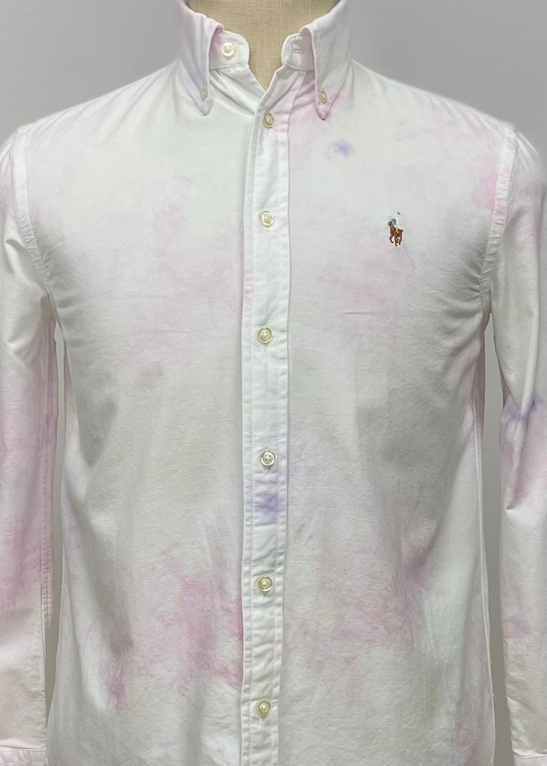 Camisa de mujer Polo Ralph Lauren 🏇🏼 Oxford en color blanco con diseño tie-dye en rodado y morado Talla S Entalle Relaxed