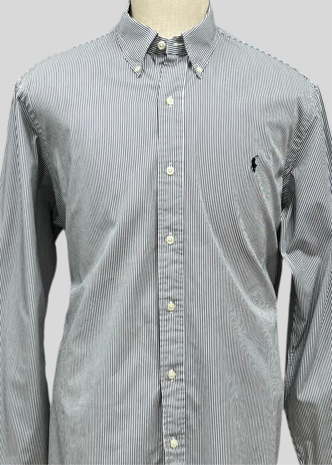 Camisa Polo Ralph Lauren 🏇🏼 color blanco con patron de rayas finas en color negro Talla L Entalle Regular