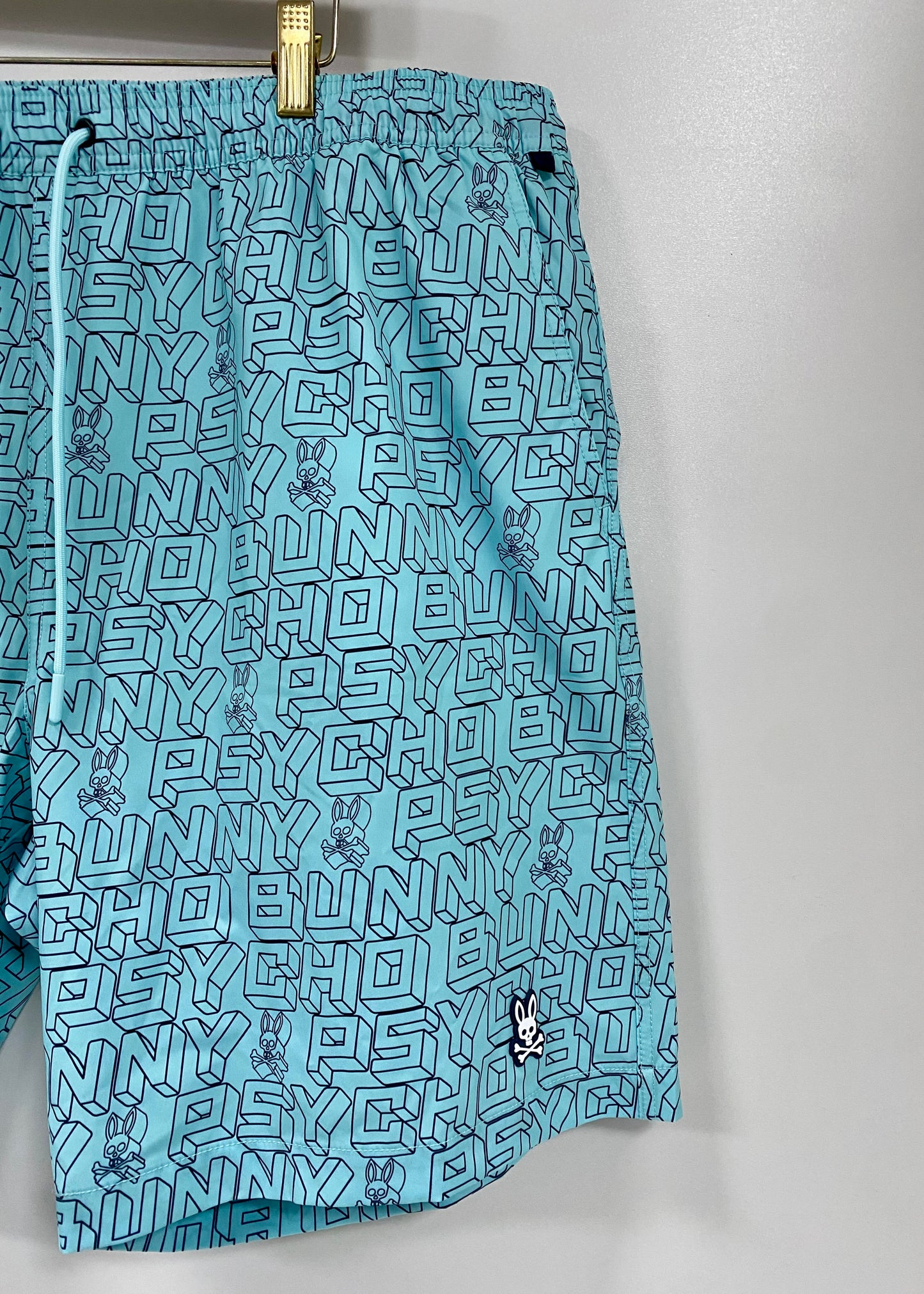 Short de baño Psycho Bunny 🐰  color celeste y logo en letras en negro Talla 3XL
