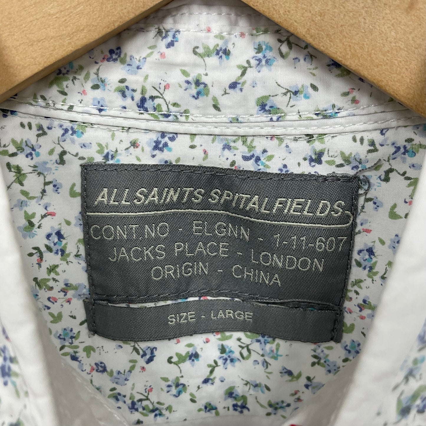 Camisa de botones Allsaints 🦌 color blanco con diseño floral en las mangas Talla S Entalle Regular