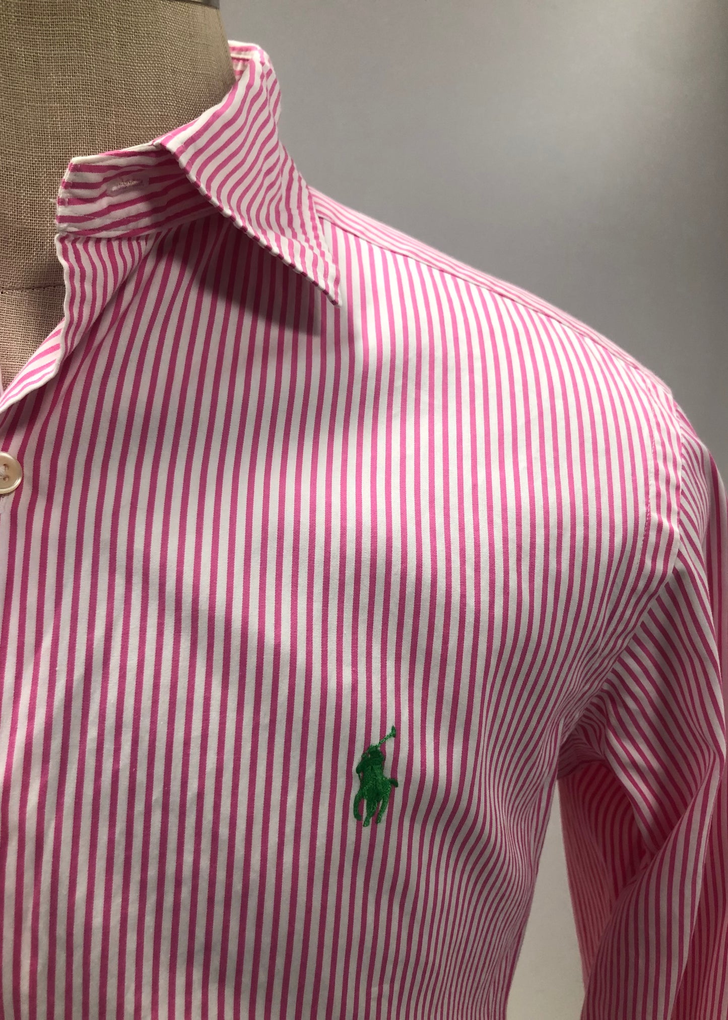 Camisa Polo Ralph Lauren 🏇🏼 color blanco con rayas en color rosado oscuro Talla S Entalle Regular