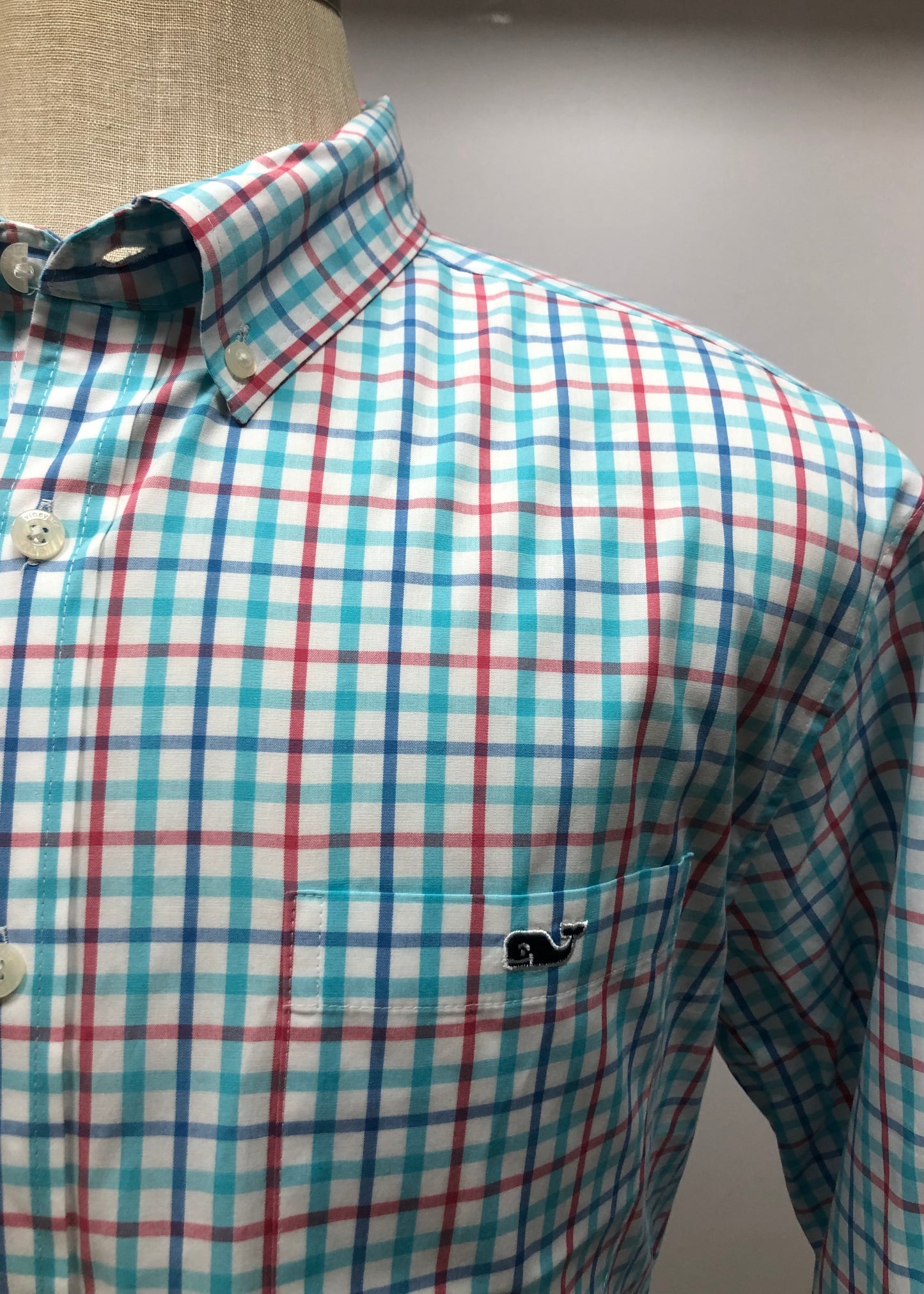 Camisa de botones Vineyard Vines 🐳 color blanco de cuadros en color rojo, turquesa y azul Talla XL Entalle Clasico