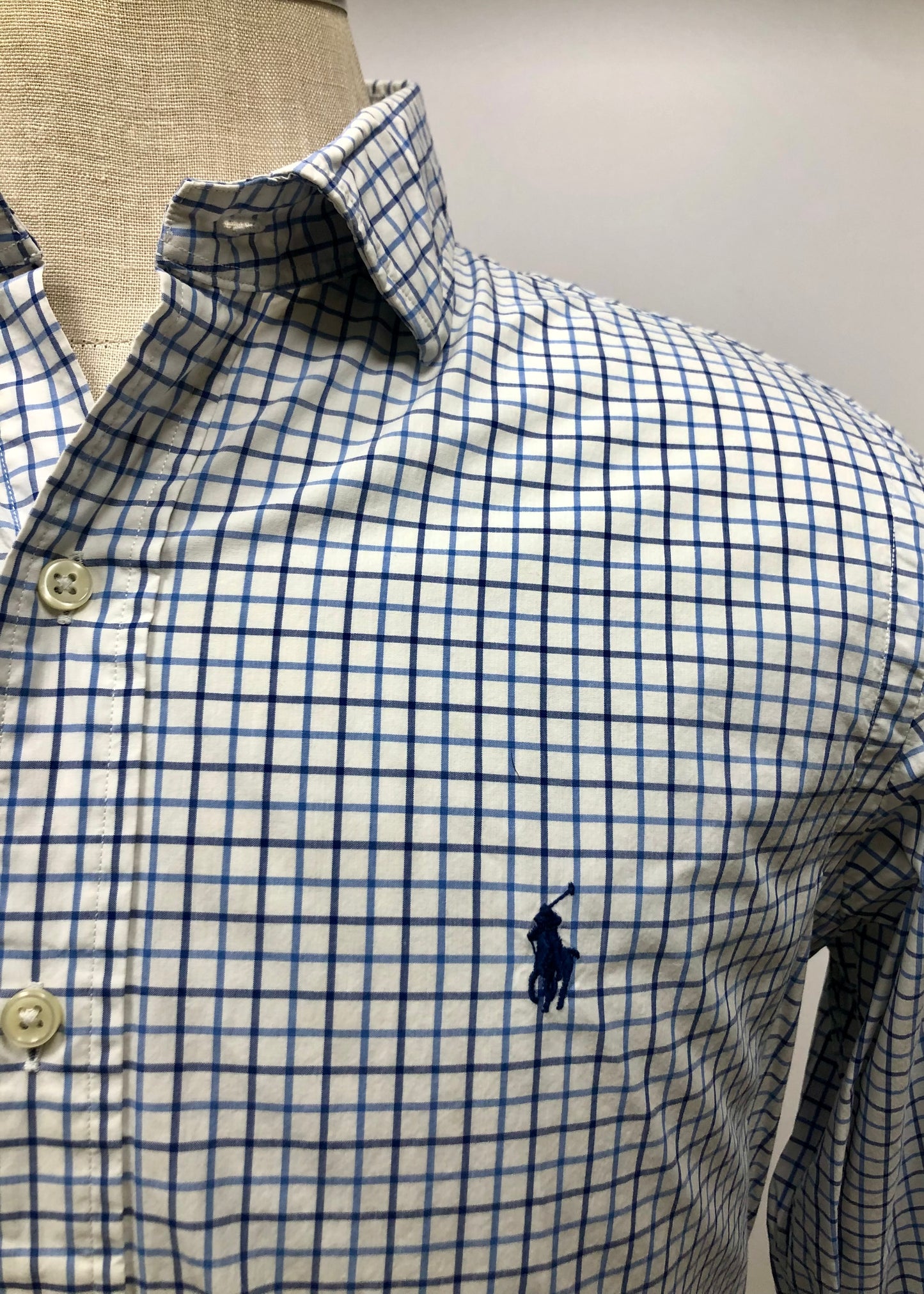 Camisa Polo Ralph Lauren 🏇🏼 color blanco con patrón de cuadros azul y negro Talla M Entalle Regular (ver descripción)