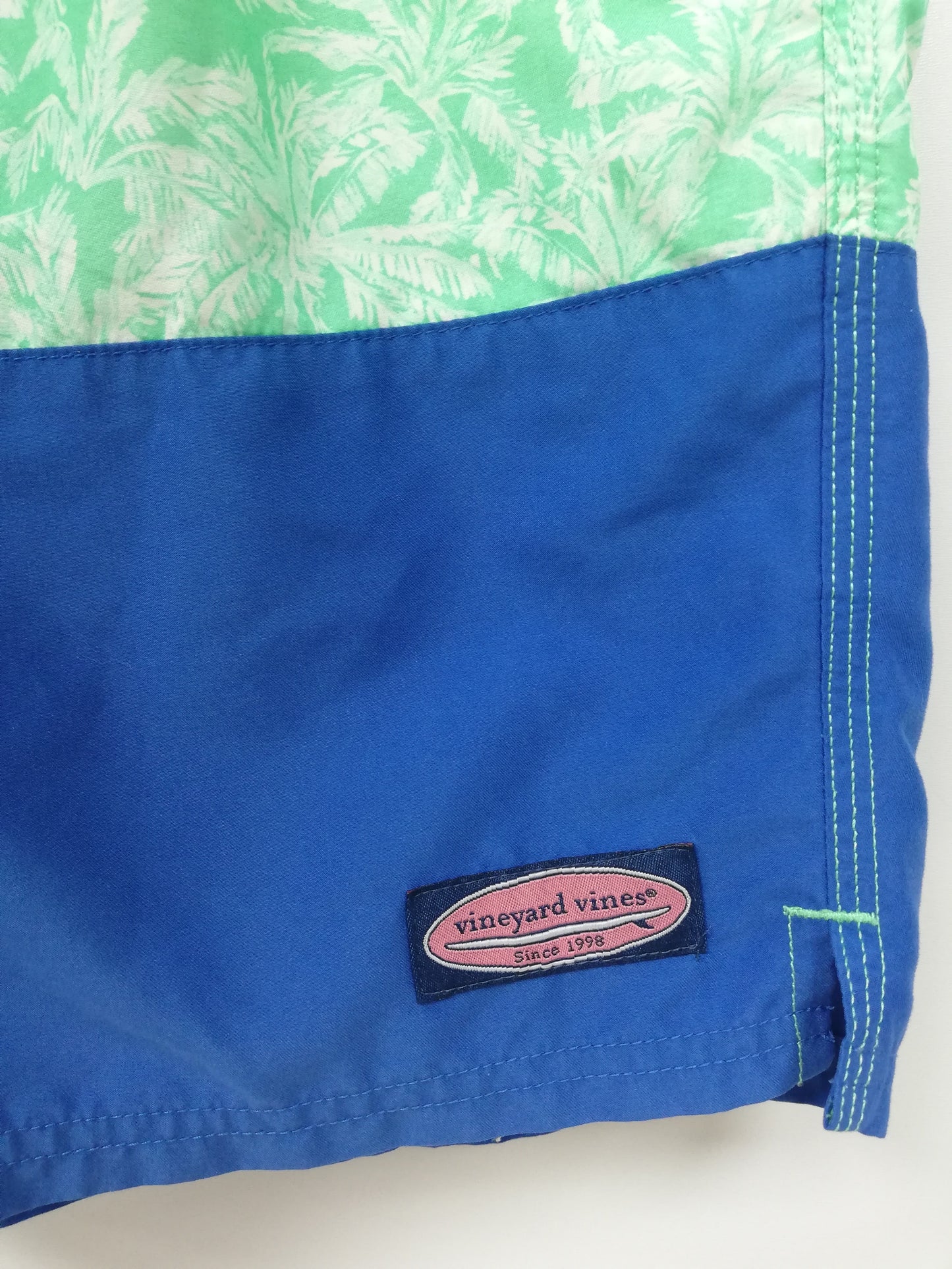 Short de baño Vineyard Vines 🐳 con diseño de palmeras en color verde y azul talla M