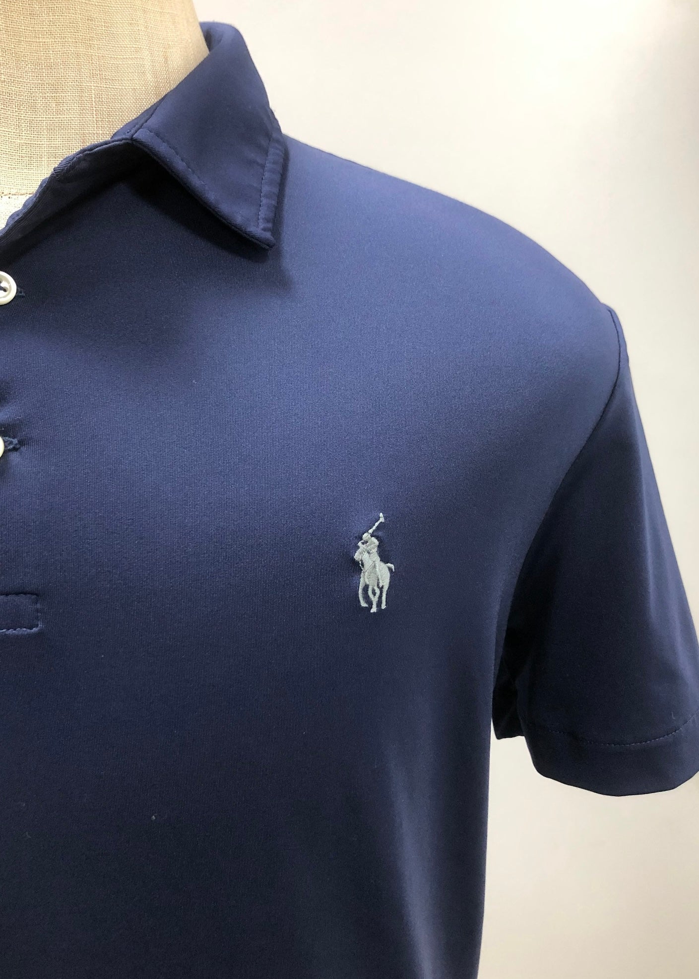 Camiseta Polo Ralph Lauren 🏇🏼 Tela performance color azul navy Talla L Entalle Regular