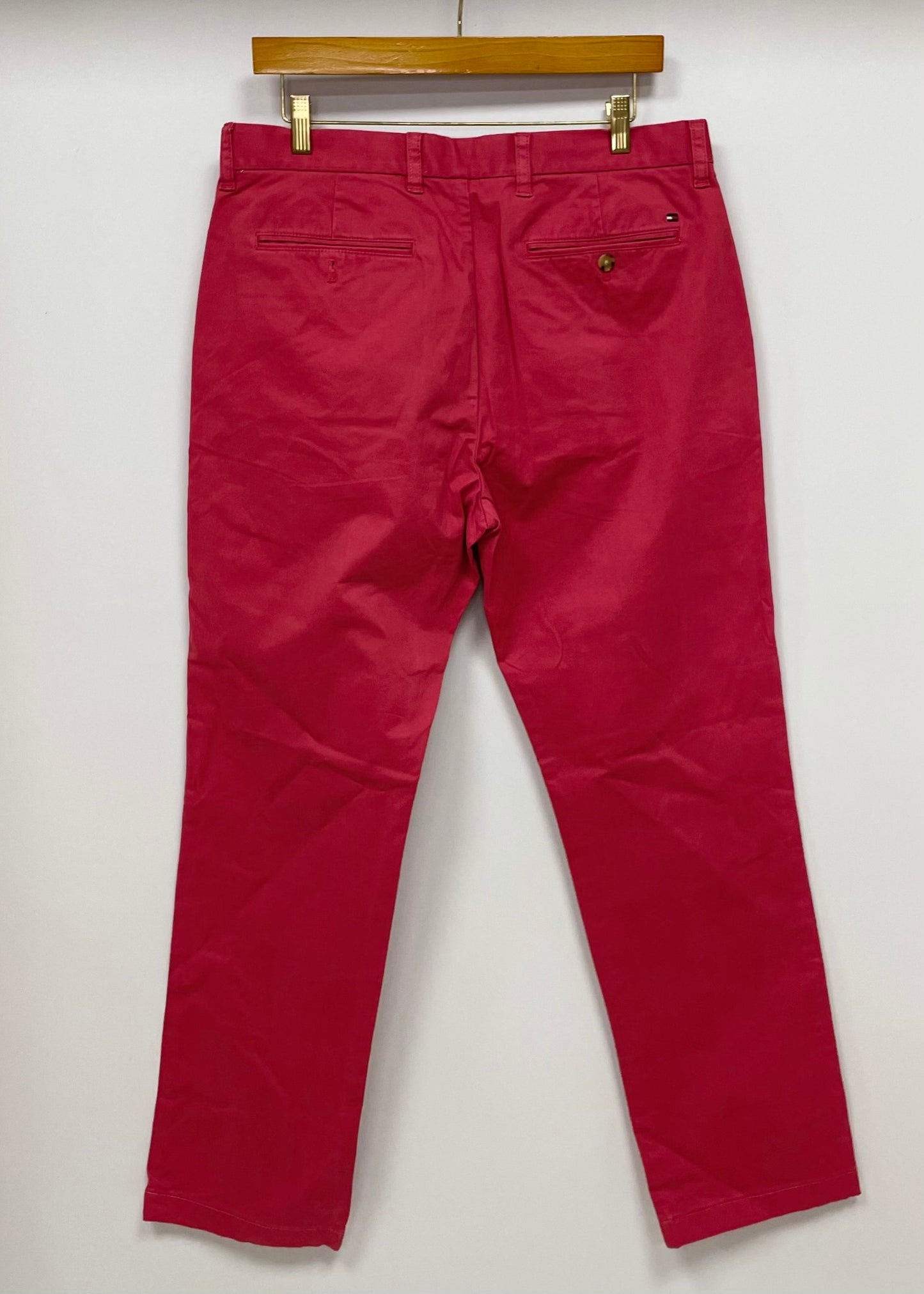 Pantalon casual Tommy Hilfiger color rosado magenta Talla 32x32 Corte Custom Fit