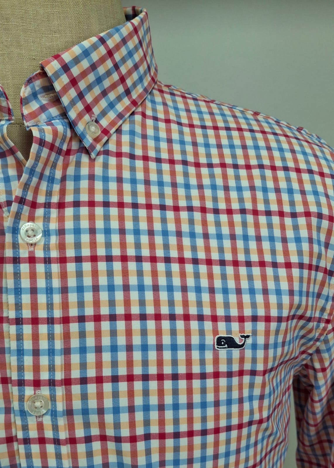 Camisa de botones Vineyard Vines 🐳 color blanco de cuadros en color naranja, celeste y rojo Talla M Entalle Slim Fit