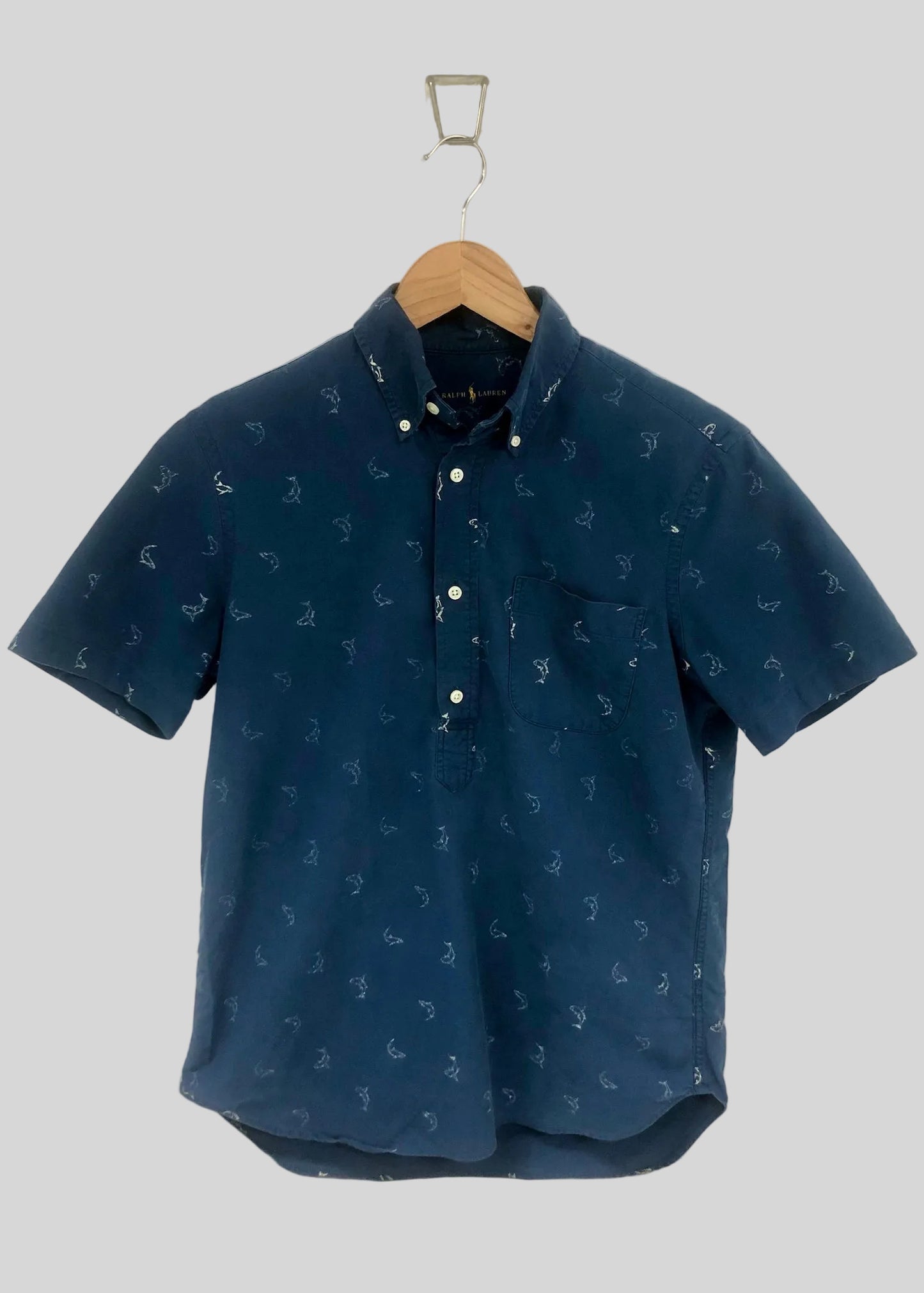 Camisa de botones Polo Ralph Lauren 🏇🏼 Oxford en color azul navy con diseño de peces Talla S Entalle Regular