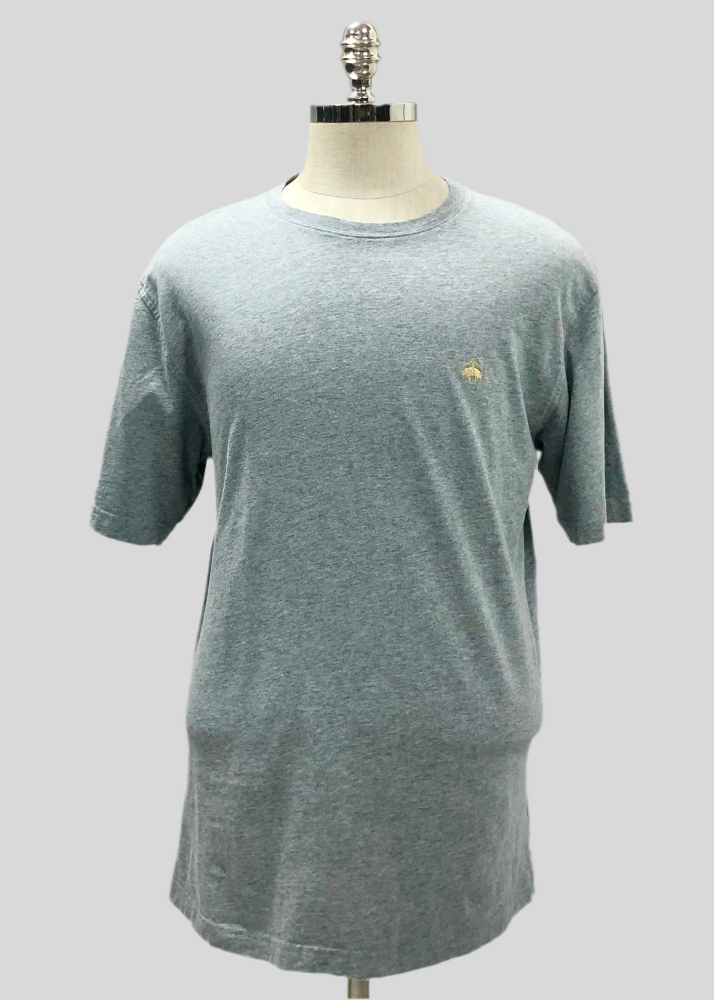 Camiseta cuello redondo Brooks Brothers 🐑 color gris claro y logo dorado Talla XL