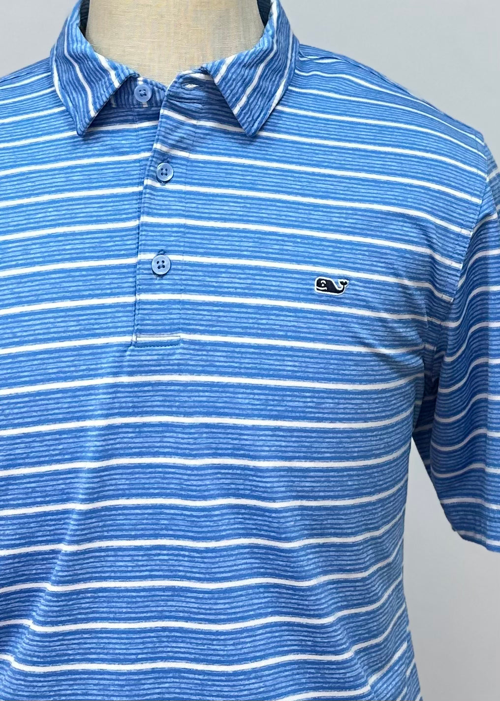 Camiseta Polo Vineyard Vines 🐳 Tela performance color azul con rayas en color blanco Talla L Entalle Regular