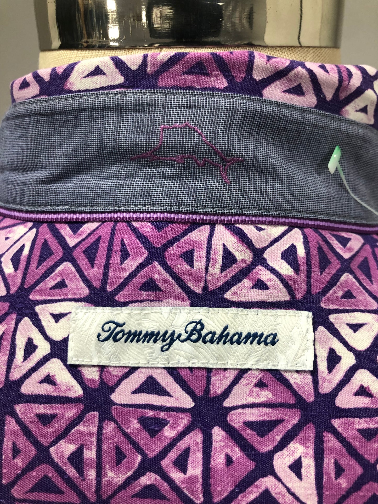Camisa de botones Tommy Bahama 🌴 con diseño de triptico en morado y blanco Talla L Entalle Regular