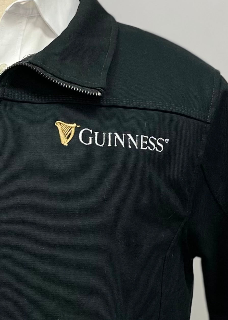 Chaqueta Guiness color negro y logo en blanco Talla Large