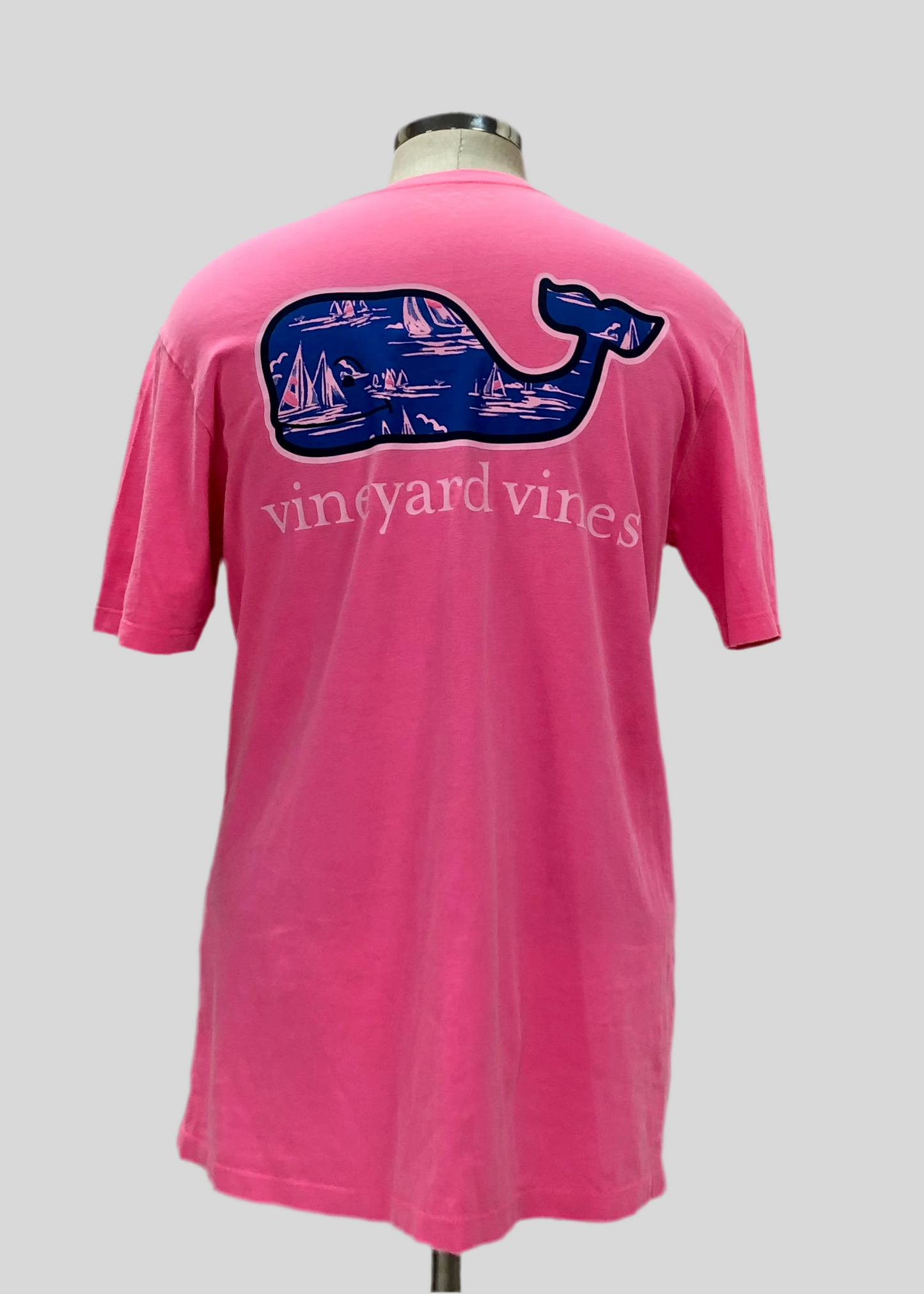 Camiseta de bolsillo Vineyard Vines 🐳 color rosado neon con Diseño de ballena en azul y blanco Talla M