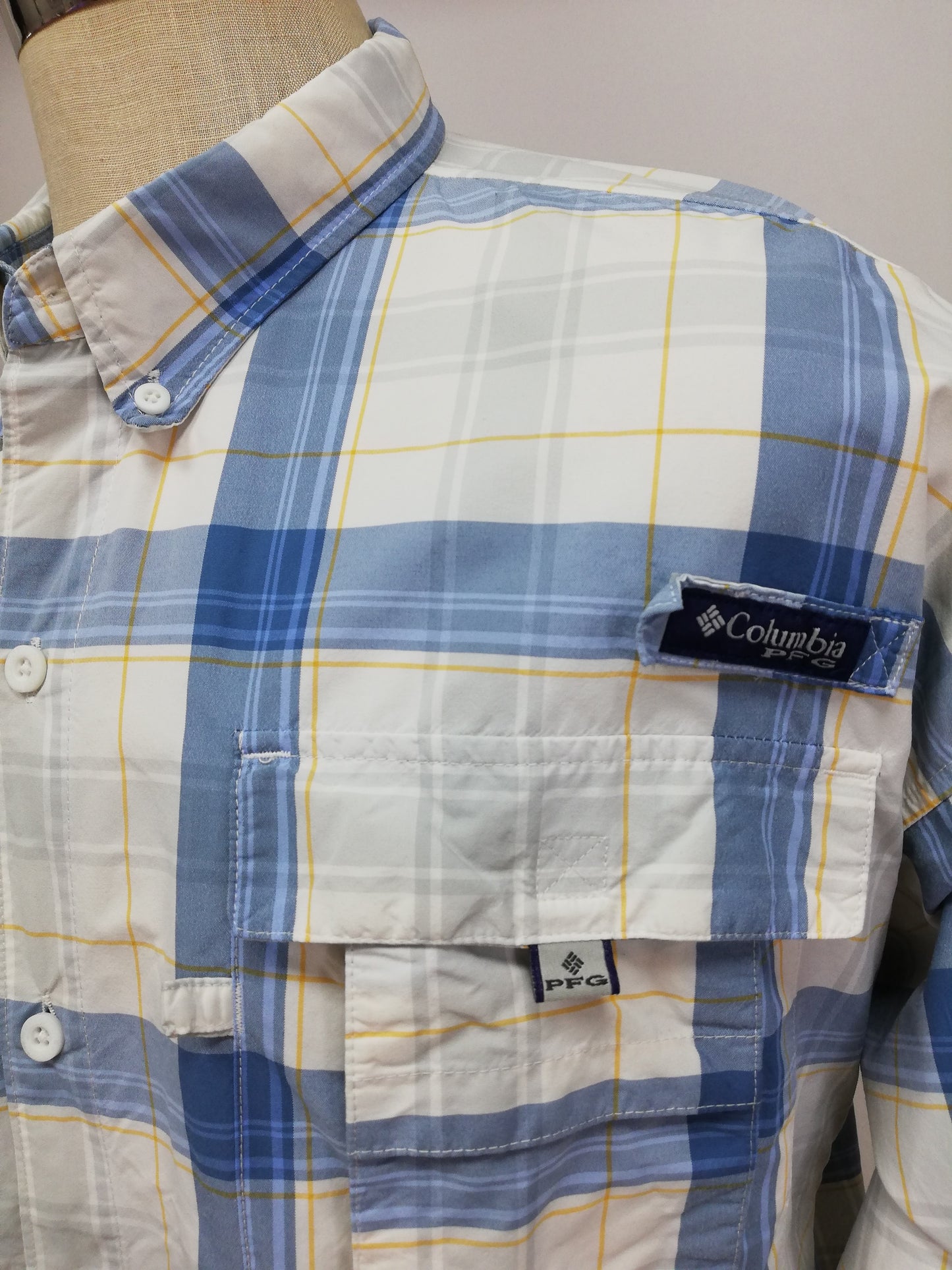 Camisa Columbia 🔹 Super Bahama Color blanco con patrón de cuadros en azul y gris Talla XXL