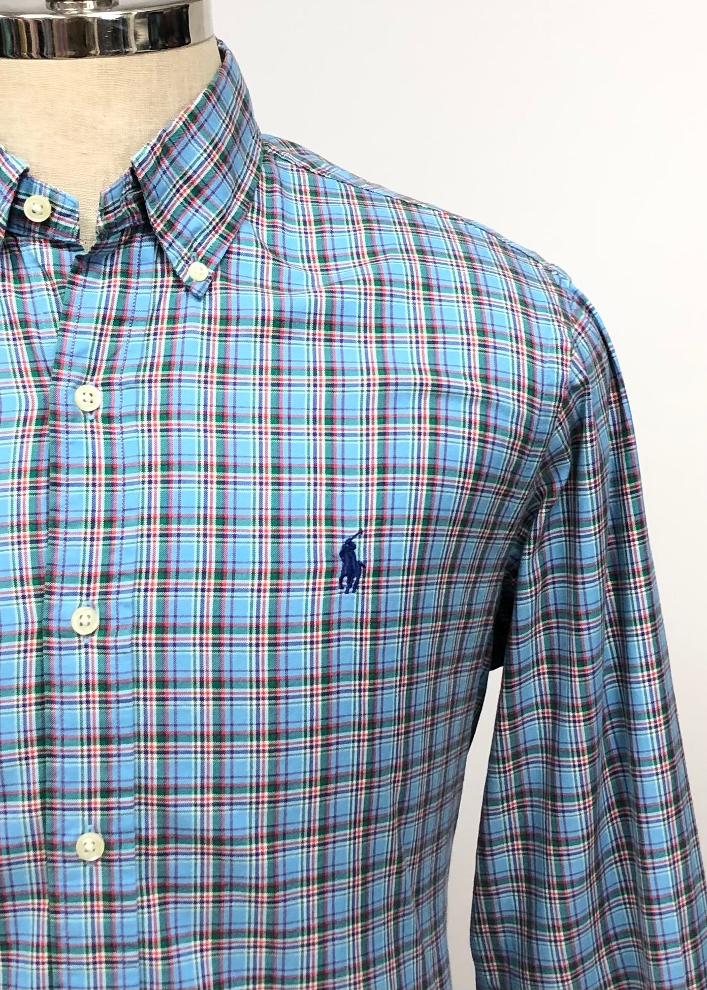 Camisa Polo Ralph Lauren 🏇🏼 color celeste con patron de cuadros en rojo y verde Talla M Entalle Regular