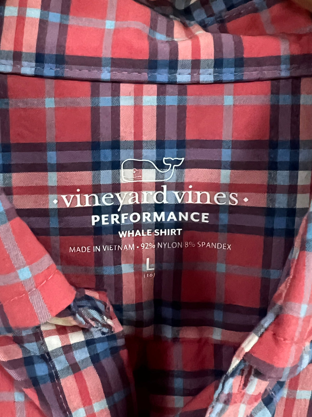 Camisa de niño Vineyard Vines 🐳 Performance de cuadros en color rojo, azul y blanco Talla L Entalle Regular