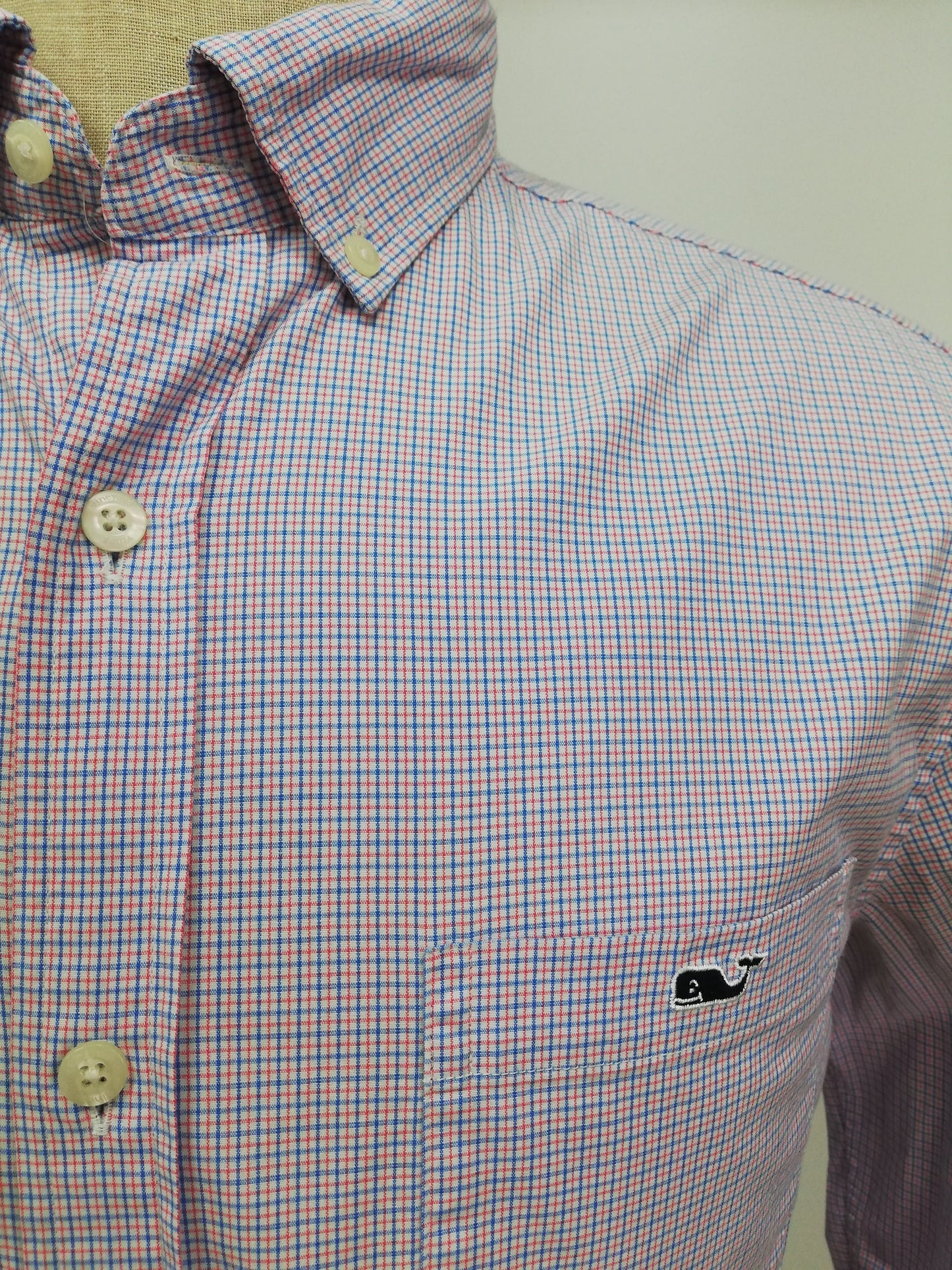 Camisa Vineyard Vines 🐳 color blanco con patron de cuadros en color azul y rojo Talla M Entalle Clasico