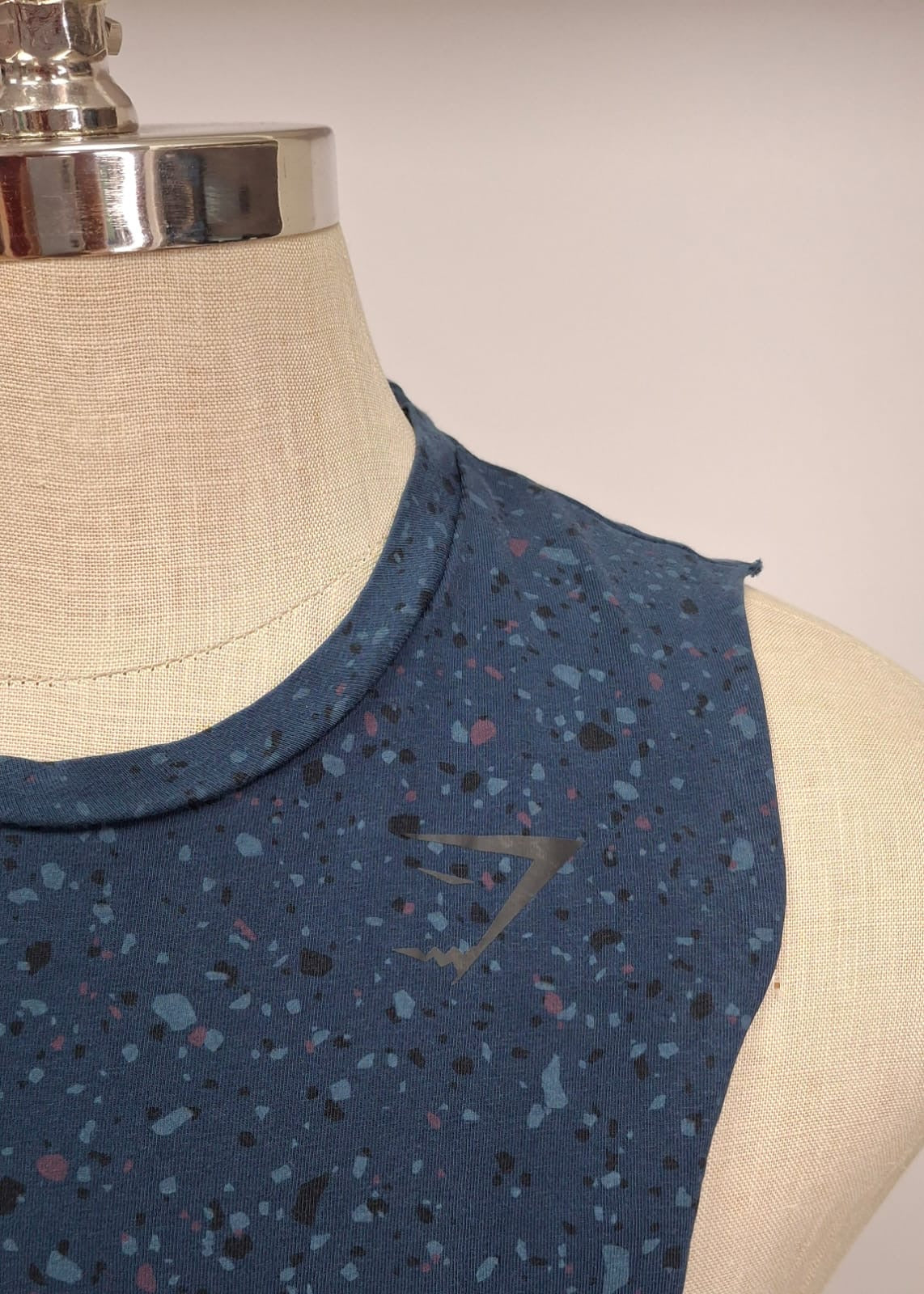 Camiseta de entrenamiento sin mangas Gymshark 🏋🏽 Diseño en color azul, celeste y negro Talla M