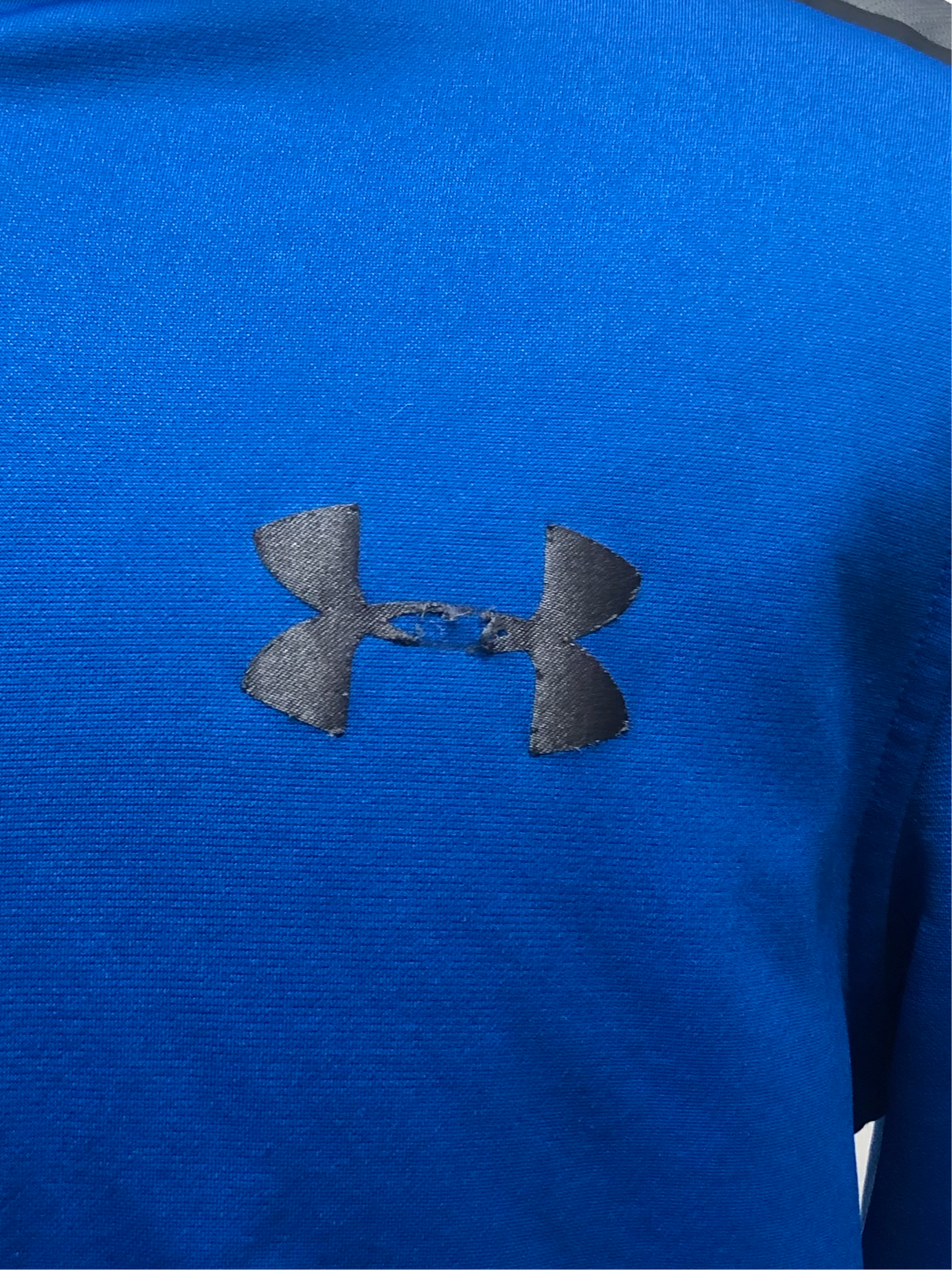 Sueter Jersey Under Armour 🏋🏽 color azul y gris con logo en color negro Talla M (ver descripción)