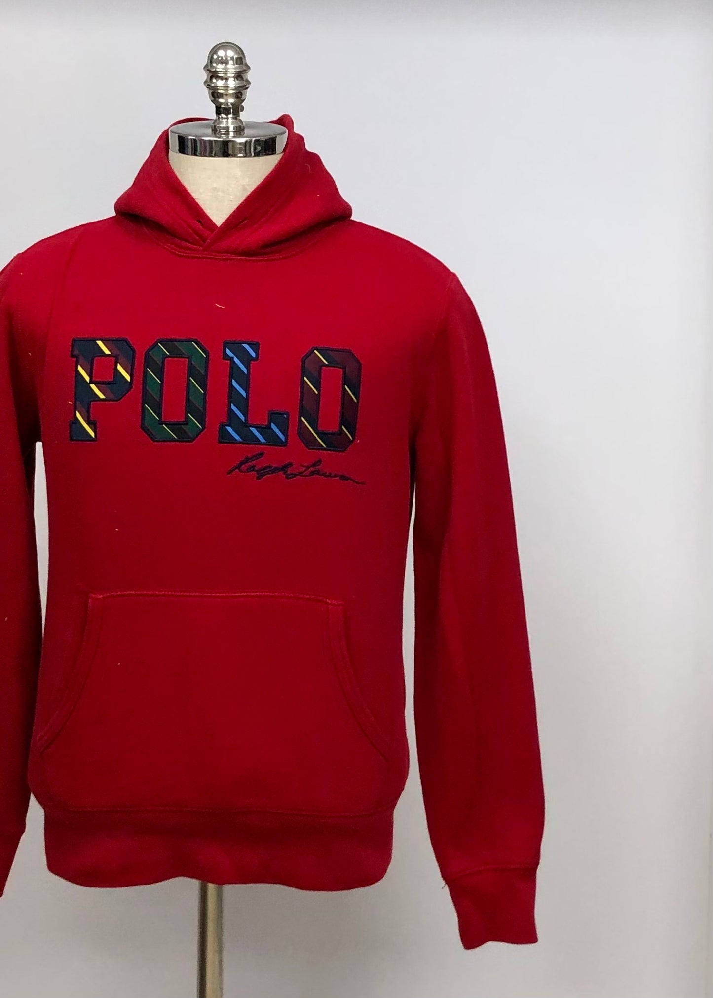 Sudadera Hoodie Polo Ralph Lauren 🏇🏼 color rojo y logo en letras multicolor Talla S