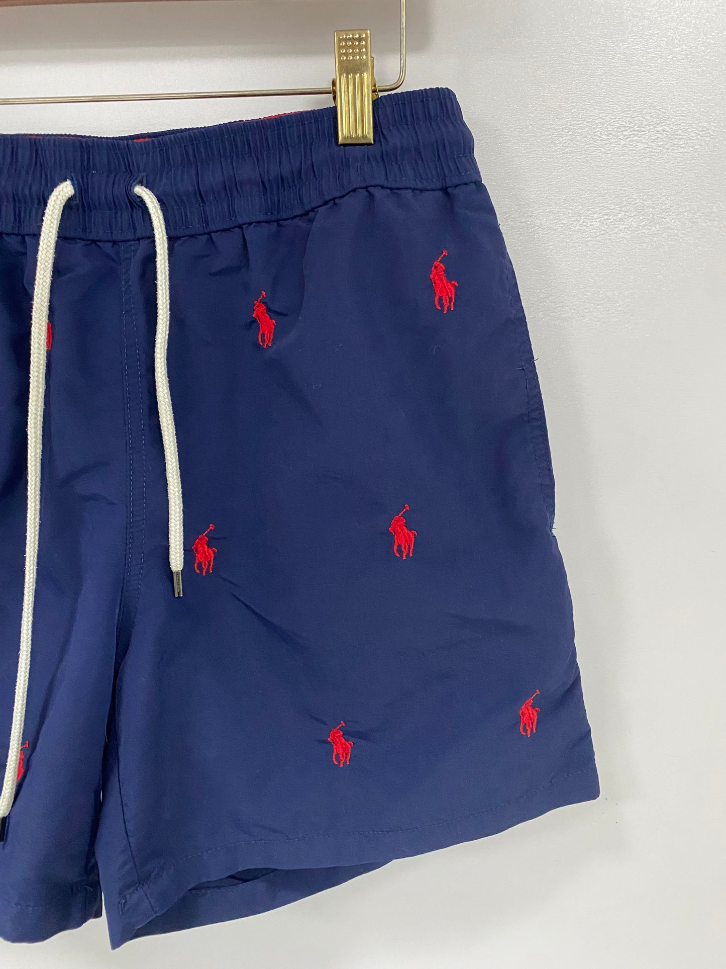 Short de baño Polo Ralph Lauren 🏇🏼 color azul navy con diseño de logos en rojo talla S