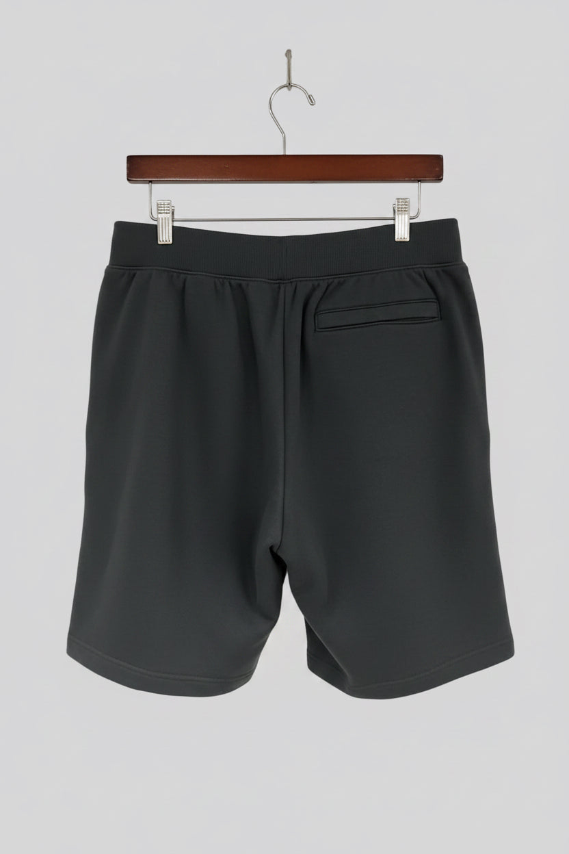 Short Lounge Under Armour 🏋🏼‍♂️ color gris oscuro y logo en blanco Talla L