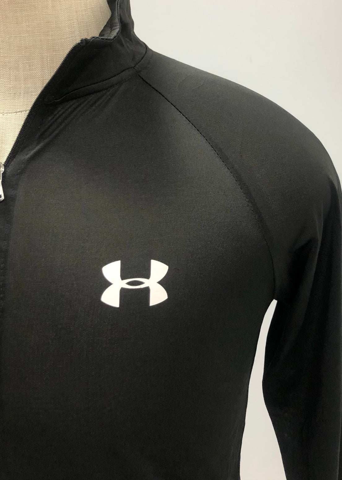 Sueter Jersey Under Armour 🏋🏽 color negro y logo en color blanco Talla S