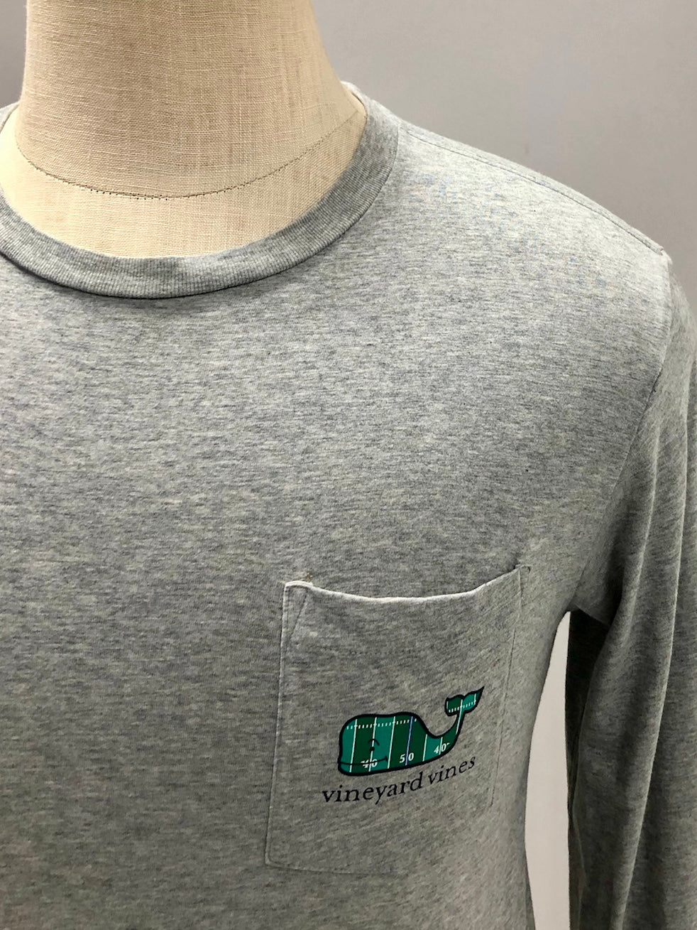 Camiseta cuello redondo Vineyard Vines 🐳 color gris claro con Diseño de Yarda Talla S (ver descripción)