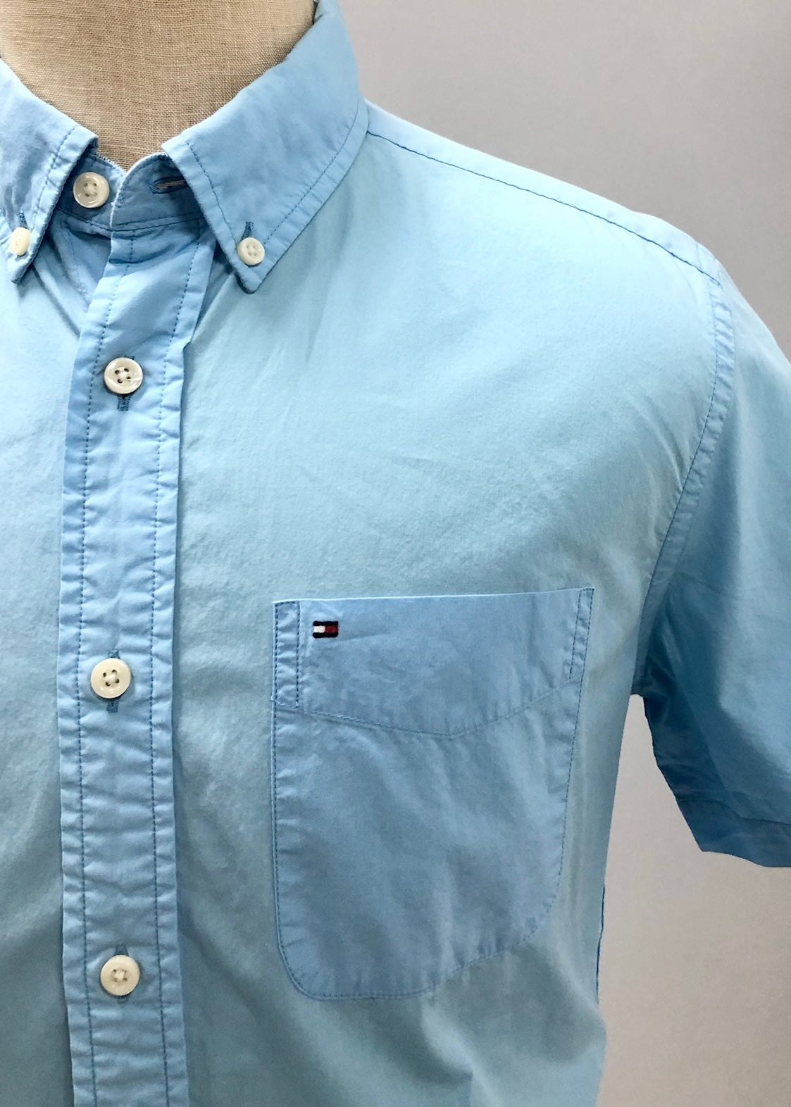 Camisa de botones Tommy Hilfiger 🇺🇸 en color celeste Talla S Entalle Clásico (ver descripción)