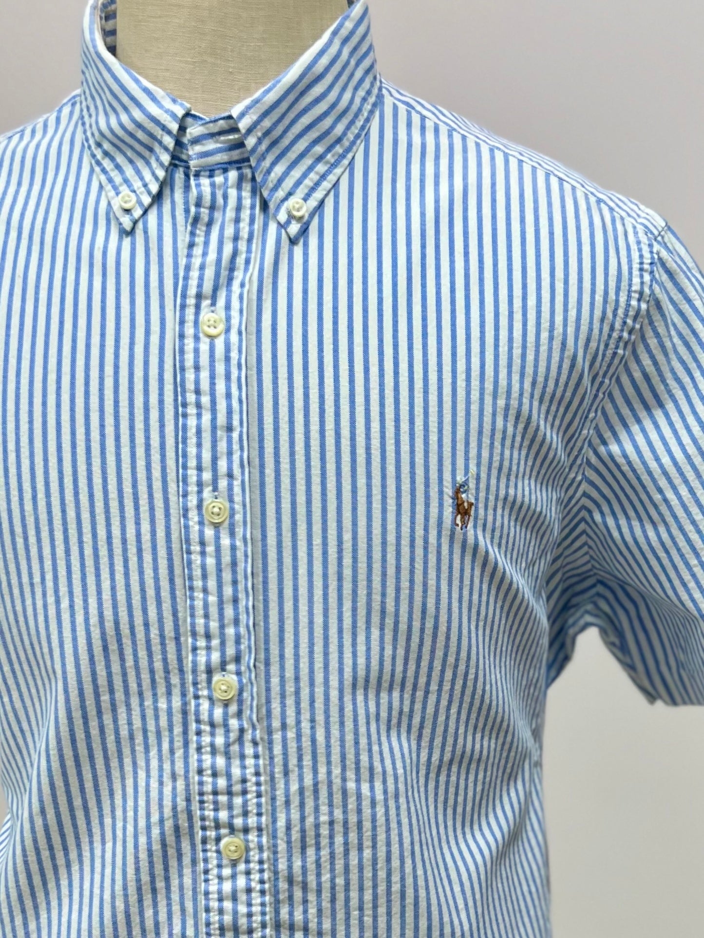 Camisa Polo Ralph Lauren 🏇🏼 Color blanco patron de rayas en color celeste Talla XL Entalle Clásico