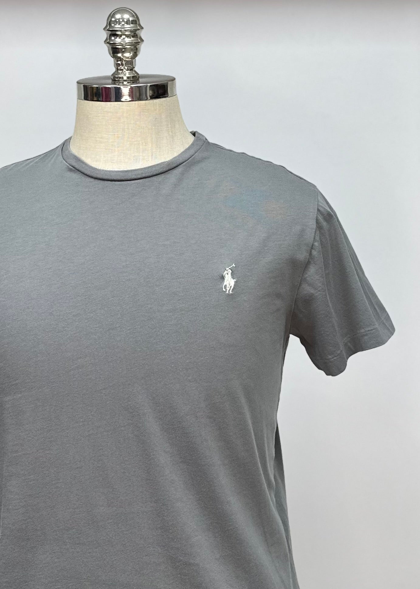 Camiseta cuello Redondo Polo Ralph Lauren 🏇🏼 color gris claro manga corta Talla Medium Entalle Regular