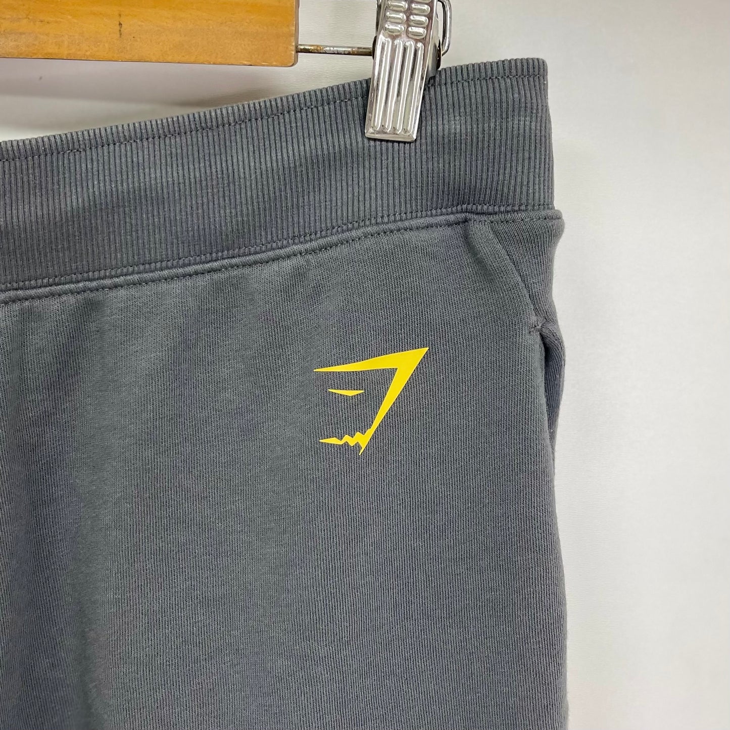 Short Lounge Gymshark 🏋🏼‍♂️ color gris oscuro y logo en amarillo Talla M