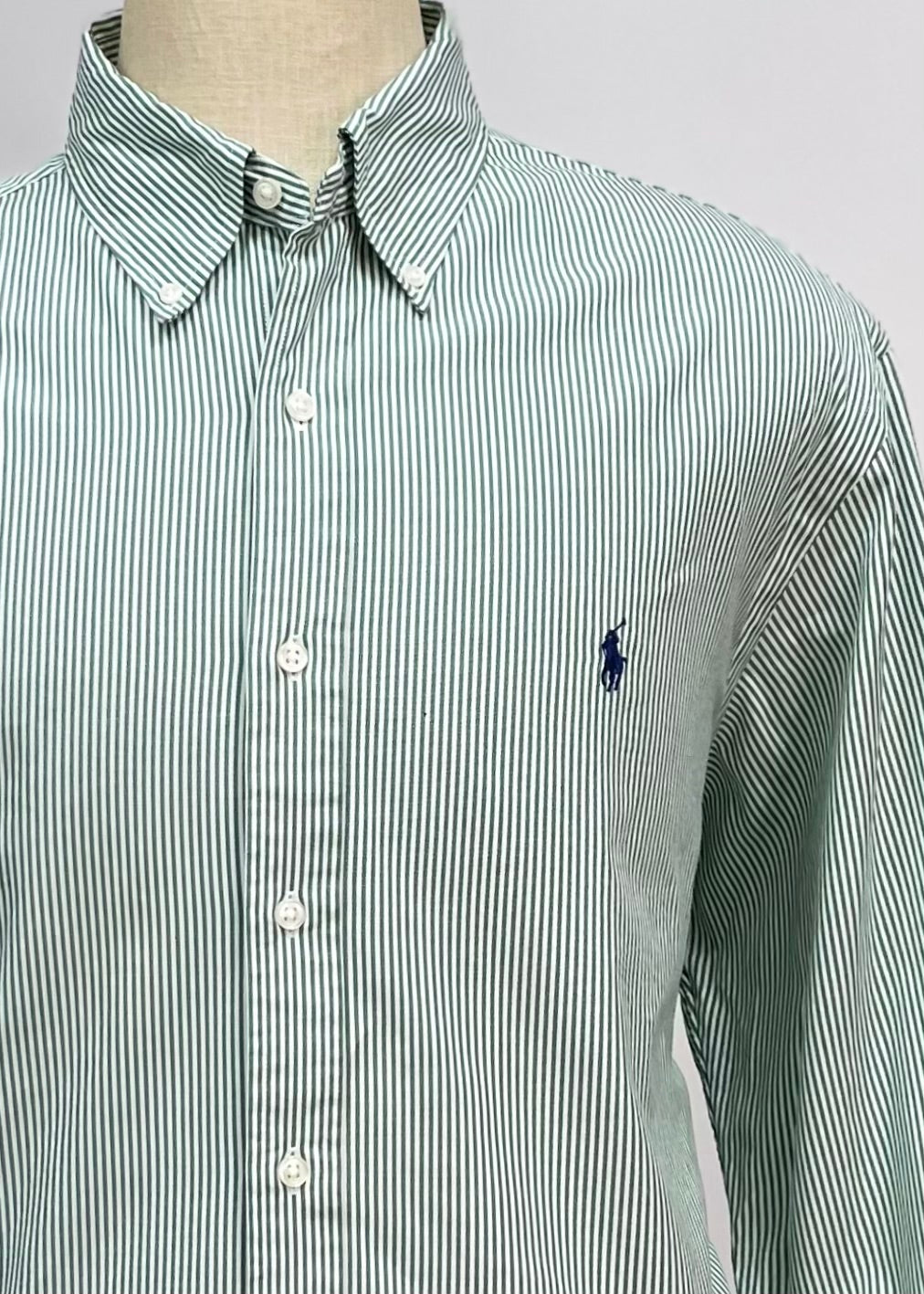 Camisa Polo Ralph Lauren 🏇🏼 con patron de finas rayas en color verde oscuro y blanco Talla XXL Entalle Regular