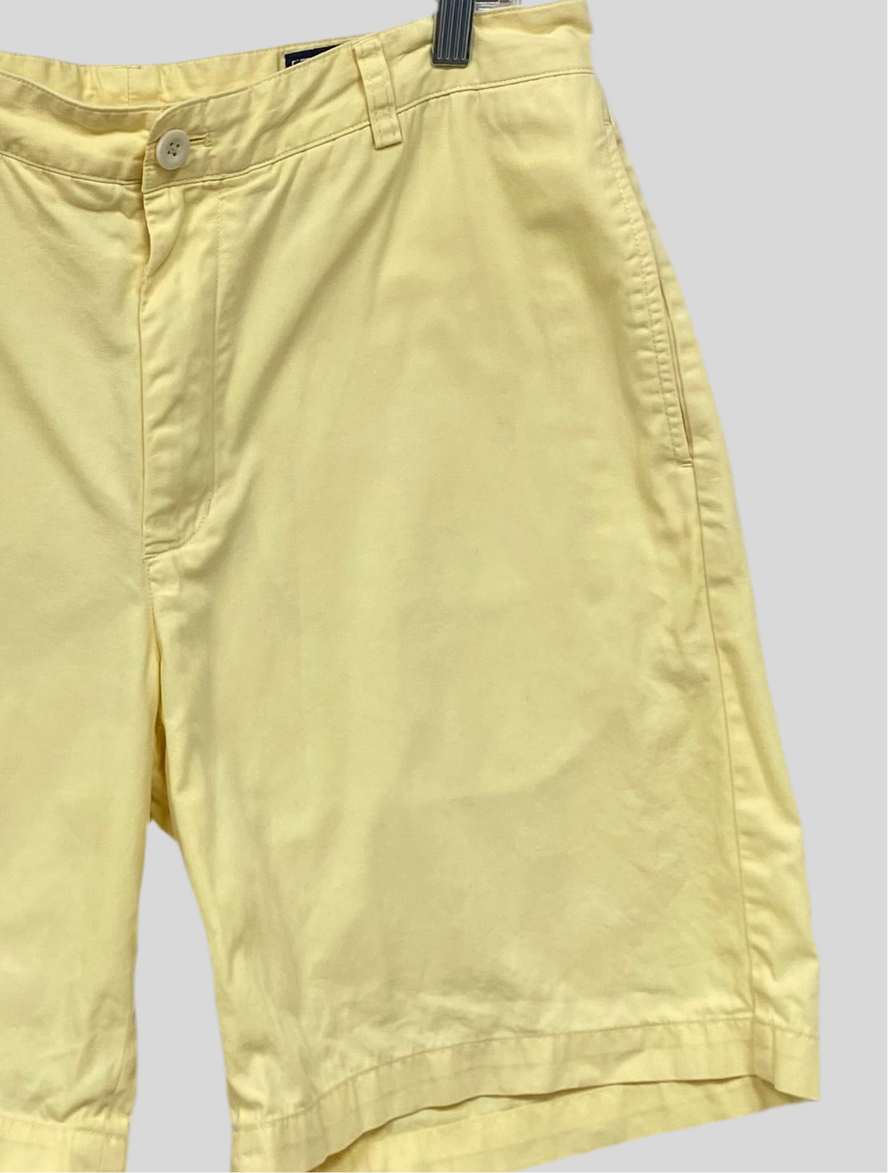 Short Casual Vineyard Vines 🐳 color amarillo claro talla 34