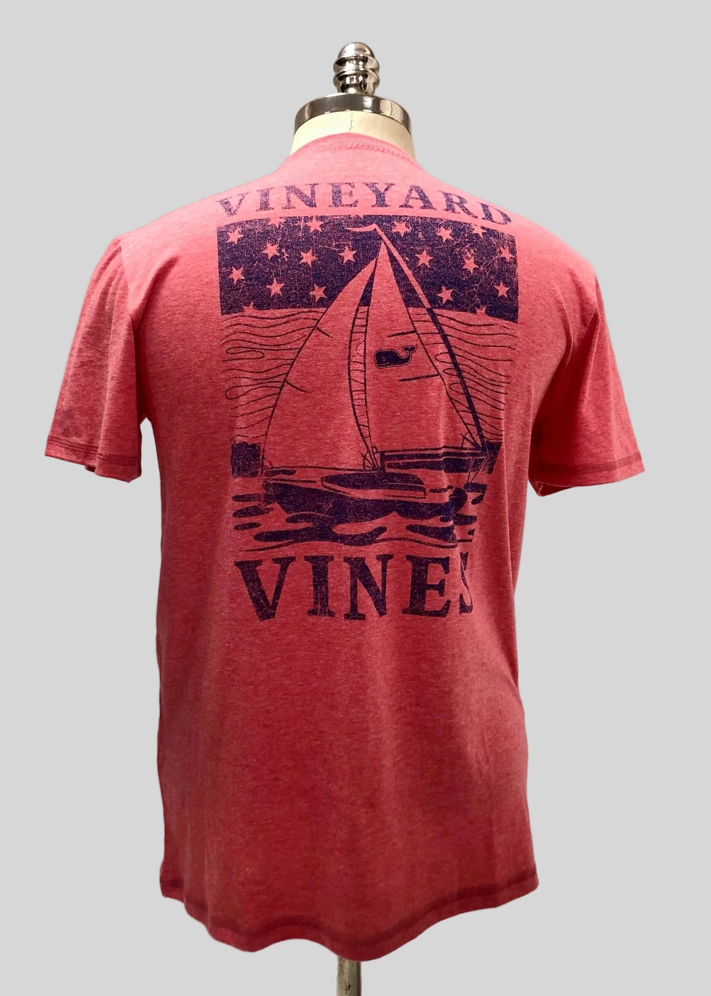 Camiseta cuello redondo Vineyard Vines 🐳 color rosado magenta con diseño de velero Talla M