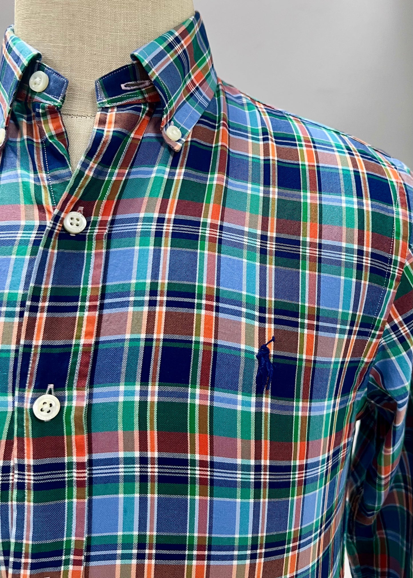 Camisa Polo Ralph Lauren 🏇🏼 con patrón de cuadros en color celeste, azul, verde y naranja Talla S entalle Slim Fit