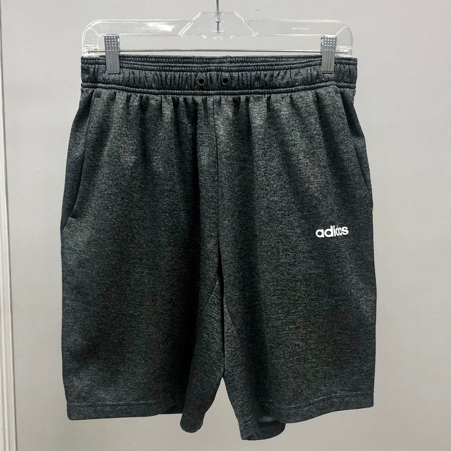 Short Lounge Adidas 🏃🏻‍♂️ color gris oscuro y logo en blanco Talla L