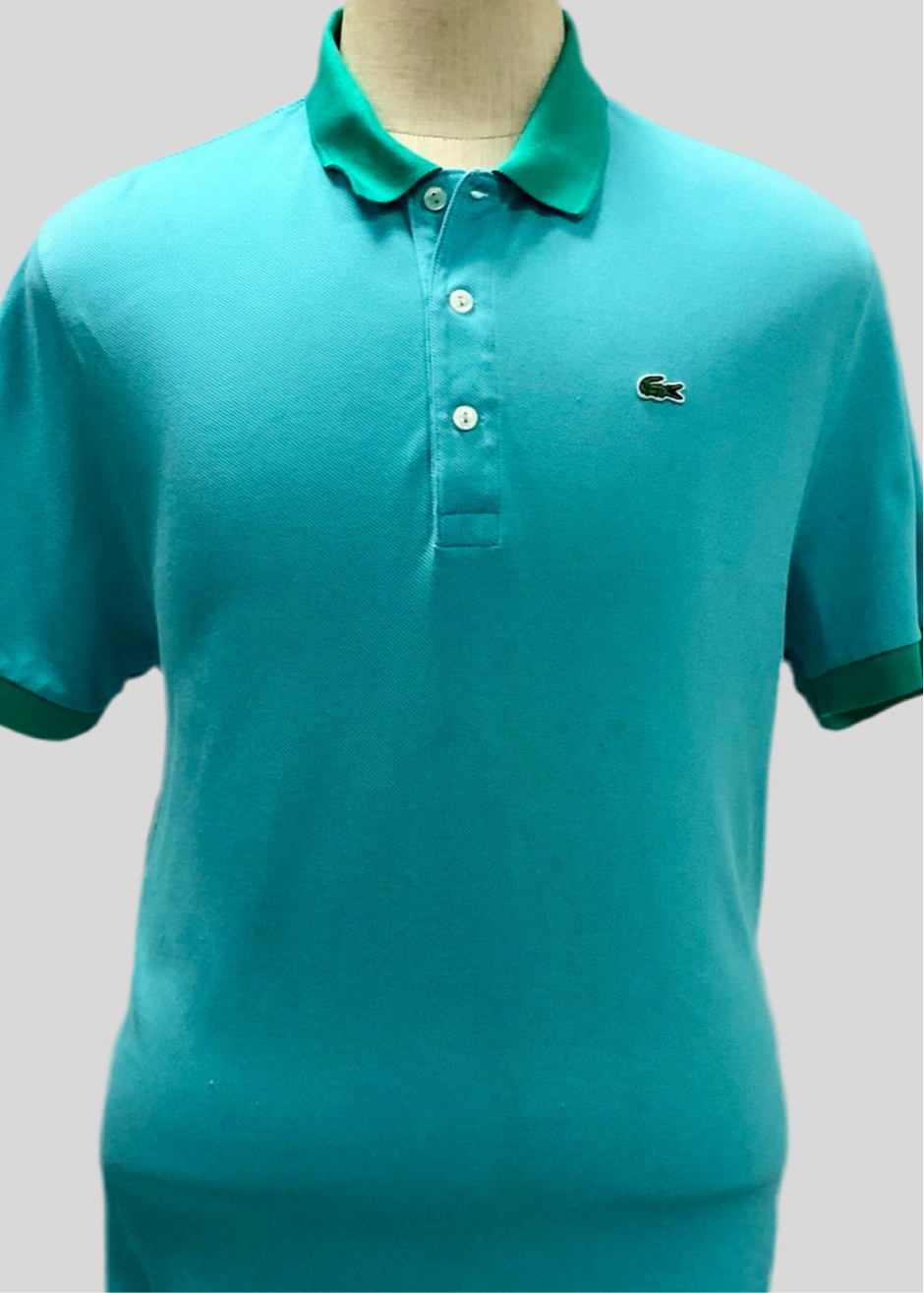 Camiseta Polo Lacoste 🐊 color turquesa con diseño en cuello y manga color verde Talla XL Entalle Regular (ver descripción)