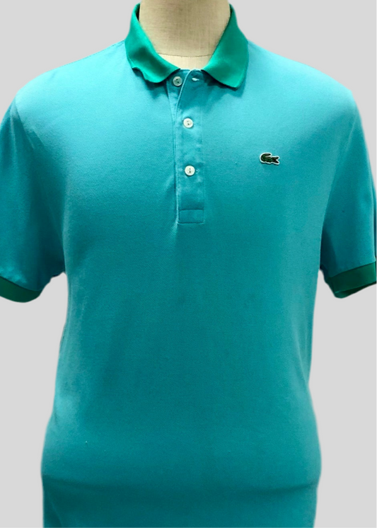 Camiseta Polo Lacoste 🐊 color turquesa con diseño en cuello y manga color verde Talla XL Entalle Regular (ver descripción)