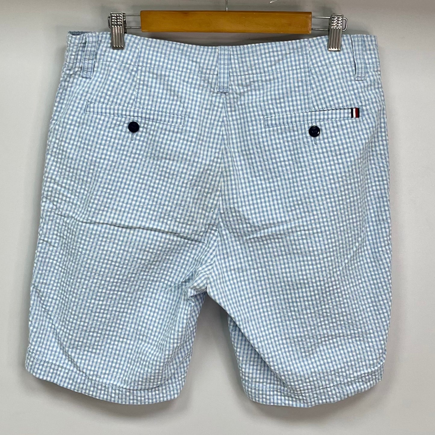 Short Casual Tommy Hilfiger 🇺🇸 color blanco con cuadros azules talla 33