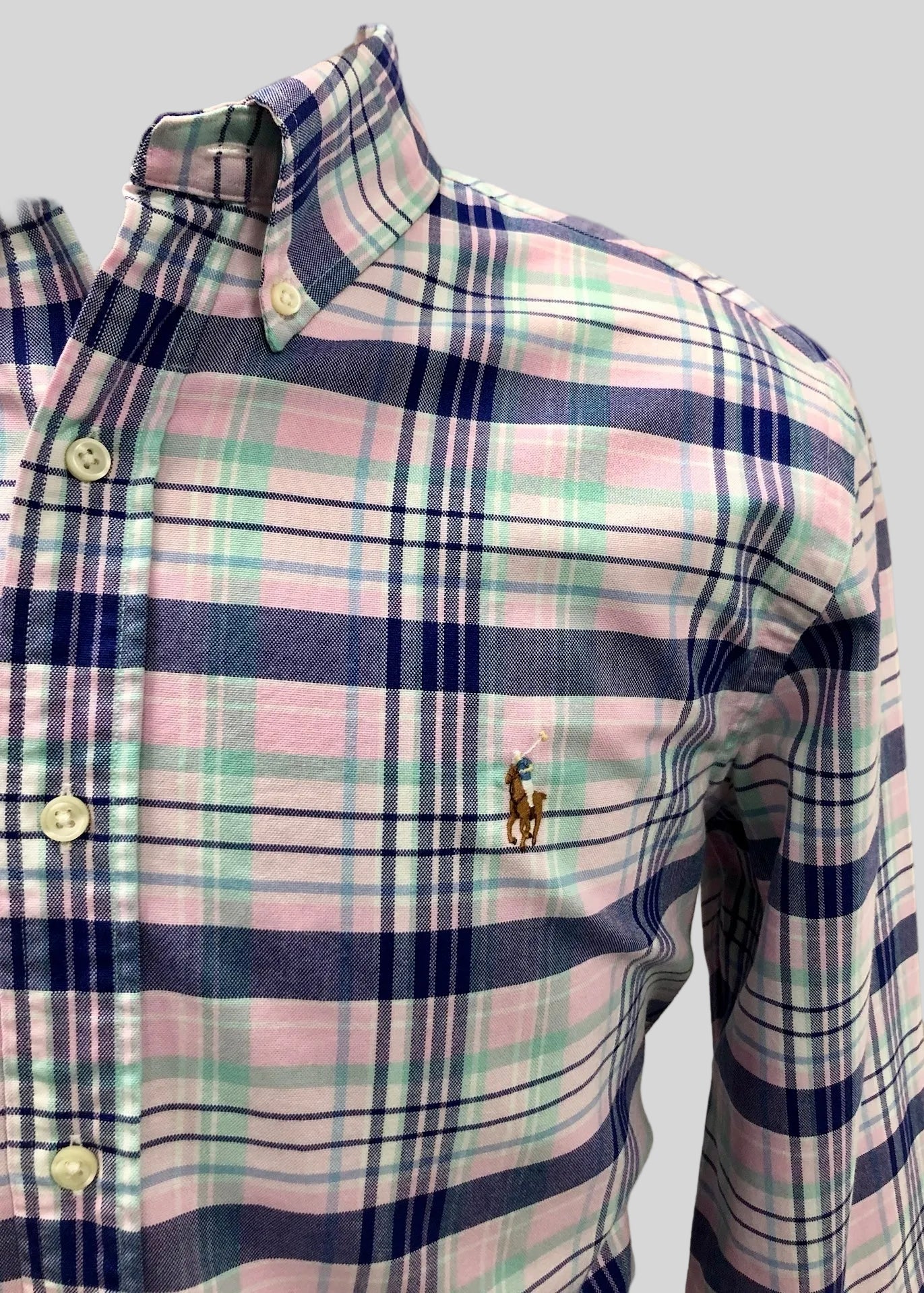 Camisa Polo Ralph Lauren 🏇🏼 de cuadros tartán en color azul, rosado y blanco Talla L Entalle Regular