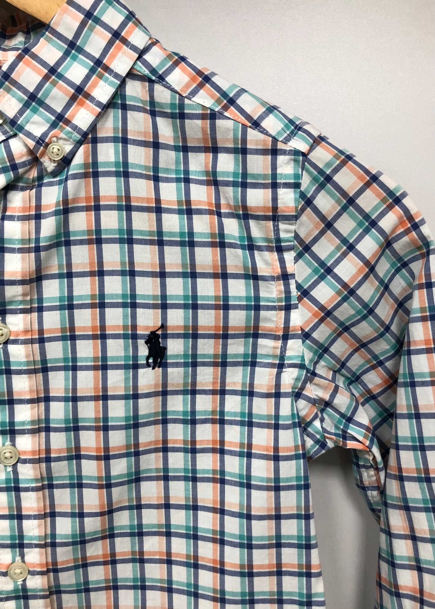 Camisa Polo Ralph Lauren 🏇🏼 color blanco con patron de cuadros en azul, naranja y verde Talla S (8) de niño Entalle Regular