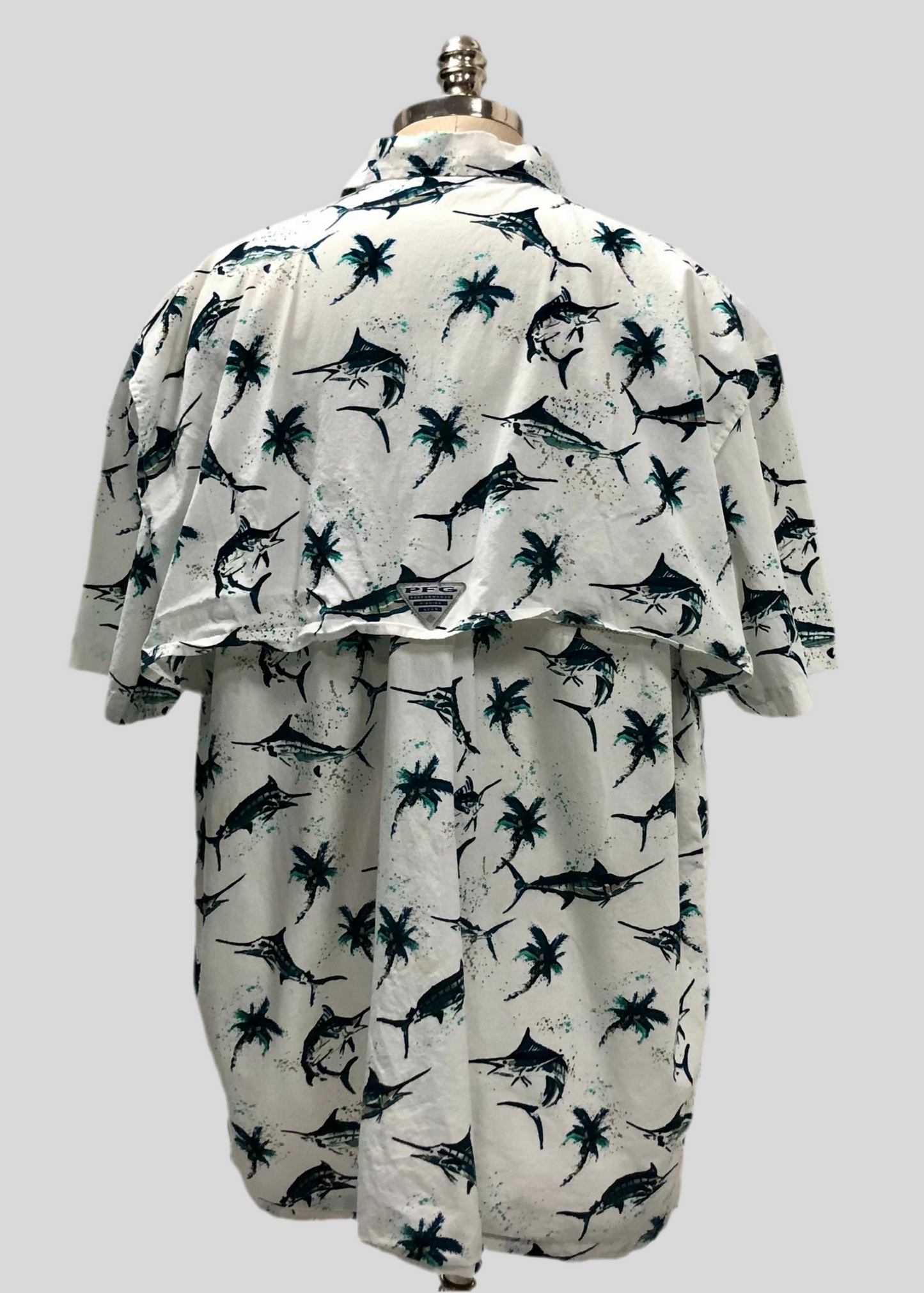 Camisa Columbia 🔹Color blanco con diseño de pez espada en azul y verde Talla XXL