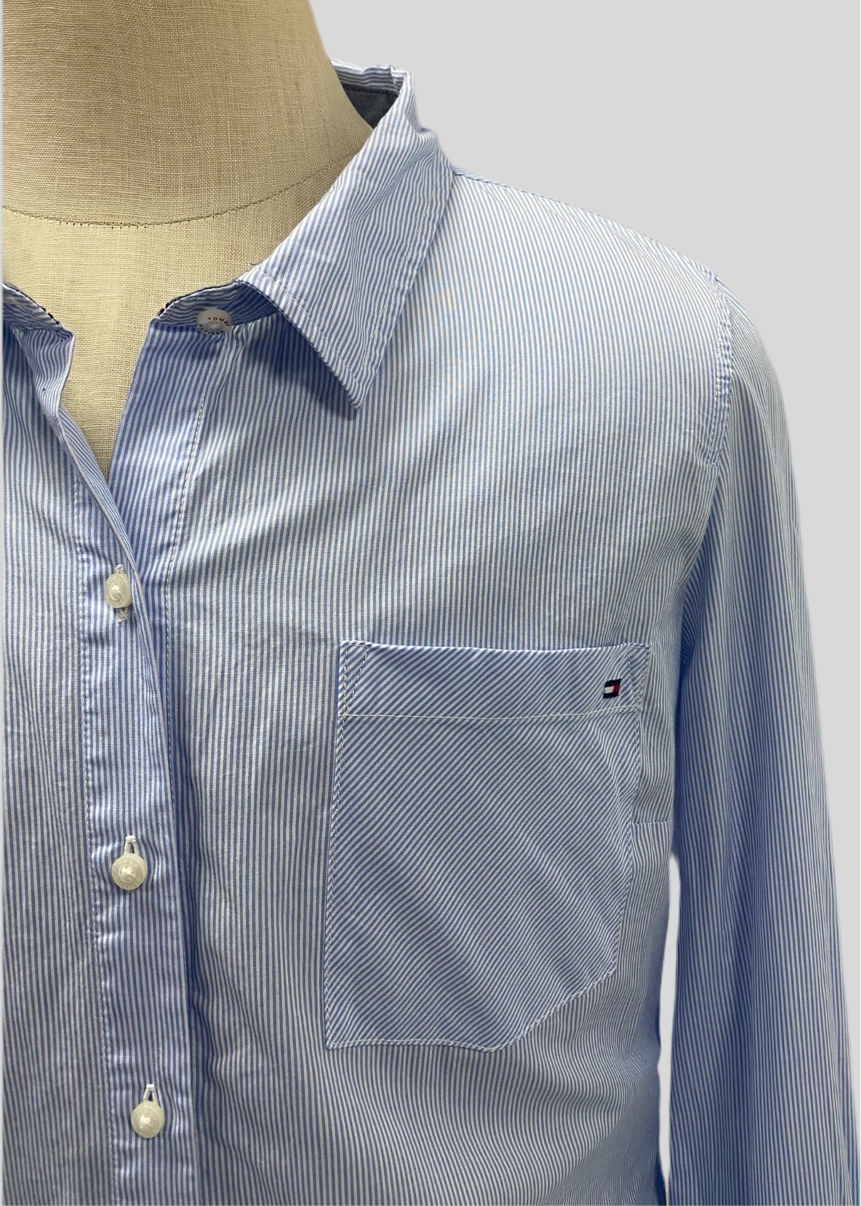 Camisa de mujer Tommy Hilfiger 🇺🇸 patrón de rayas en color celeste Talla XL Entalle Regular