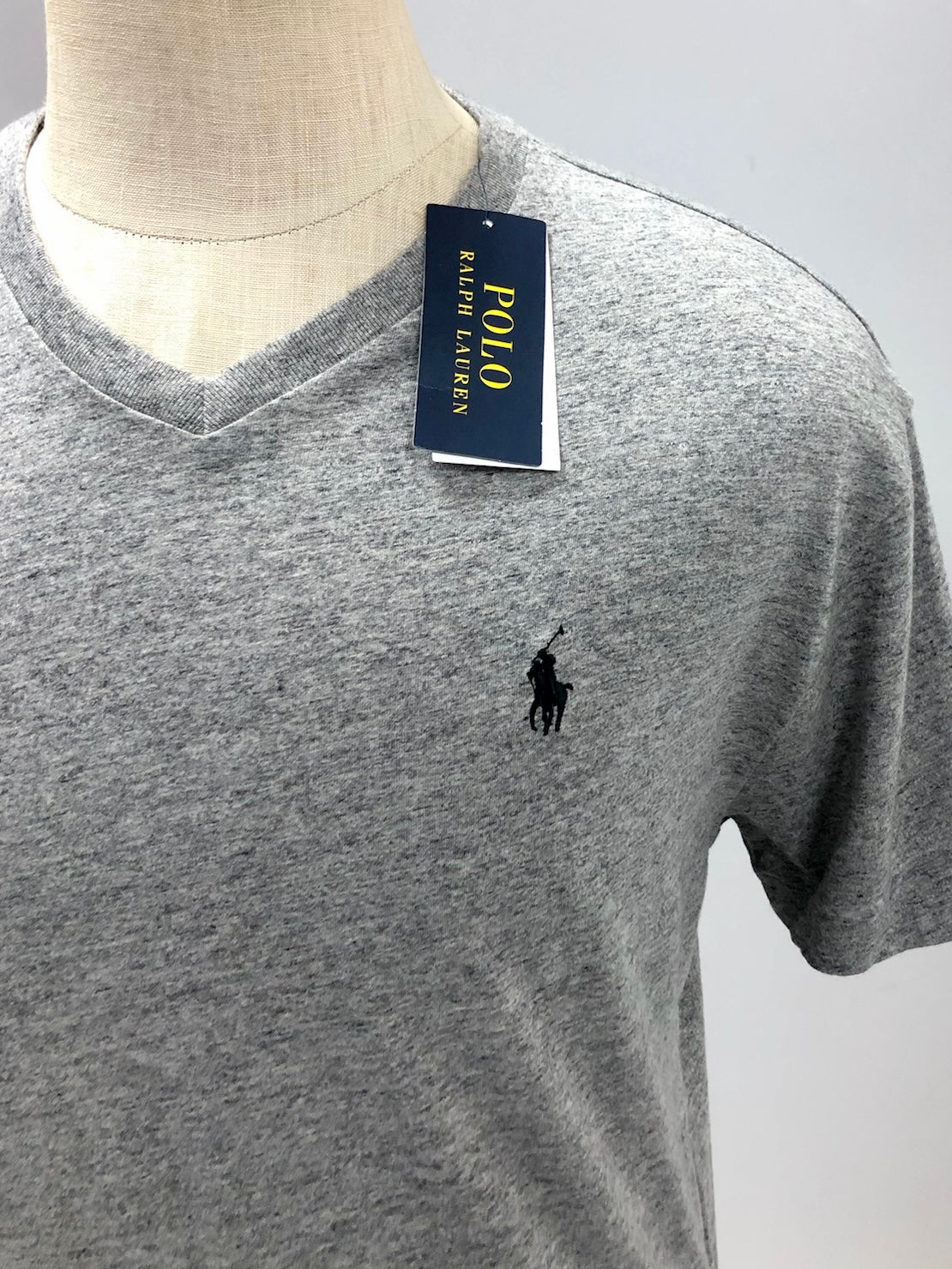 Camiseta cuello V Polo Ralph Lauren 🏇🏼 color gris con logo en azul navy Talla Medium Entalle Clásico
